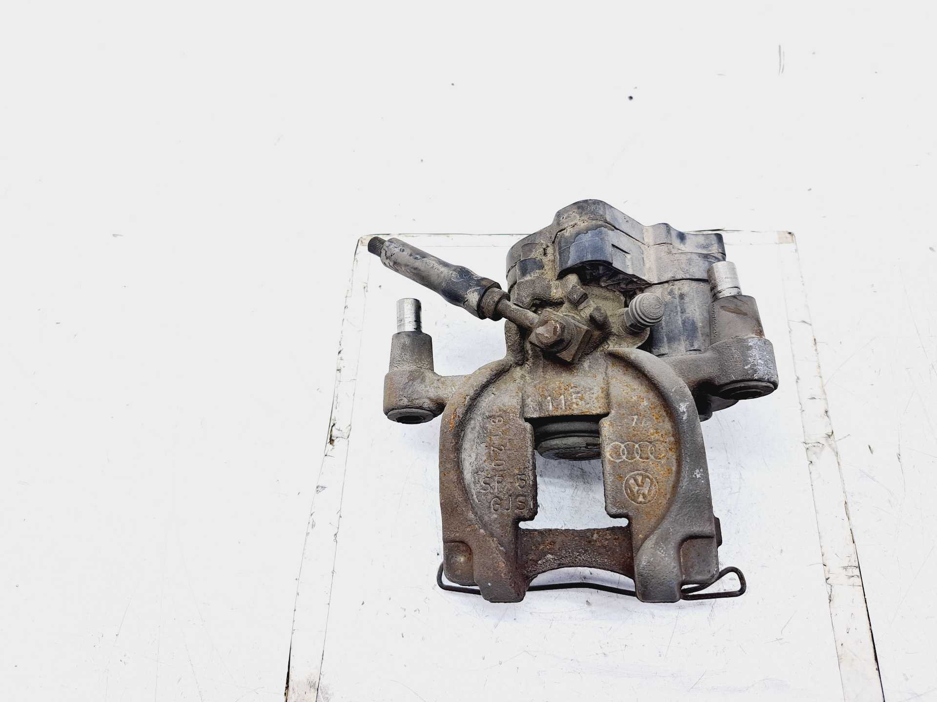 Recambio de pinza de freno delantera derecha para audi a3 (8v) 1.6 tdi referencia OEM IAM 5Q0615405  