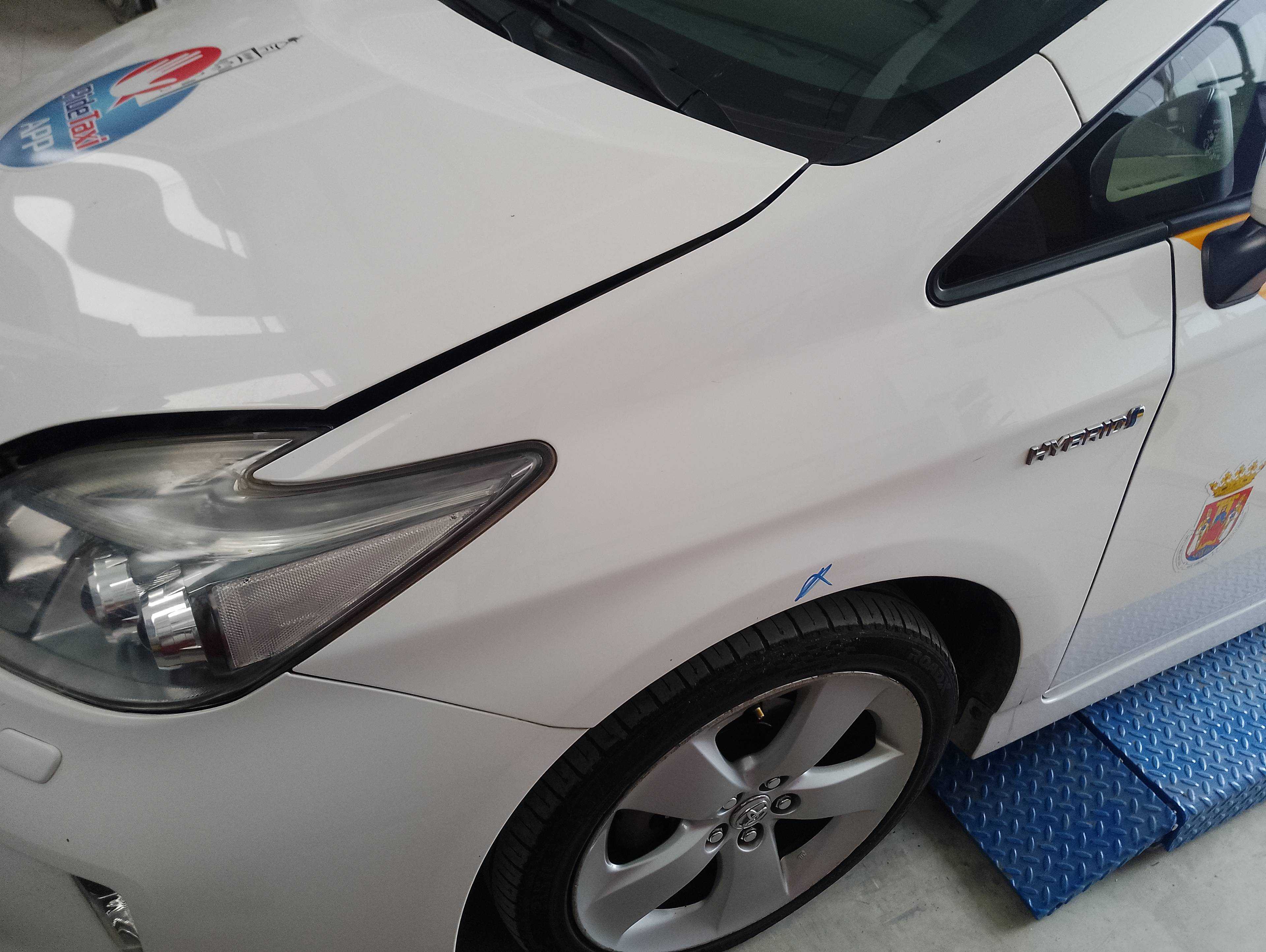 Recambio de aleta delantera izquierda para toyota prius (nhw30) plug-in hybrid advance referencia OEM IAM   