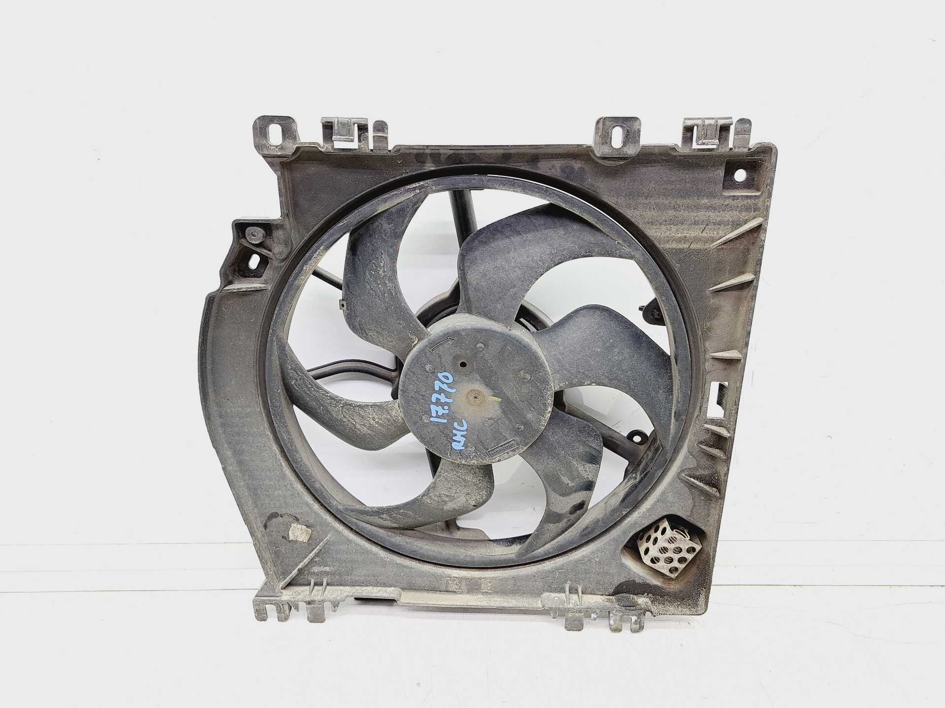 Recambio de electroventilador para renault clio iii 1.2 16v referencia OEM IAM 8200688375 1831441000 FAURECIA