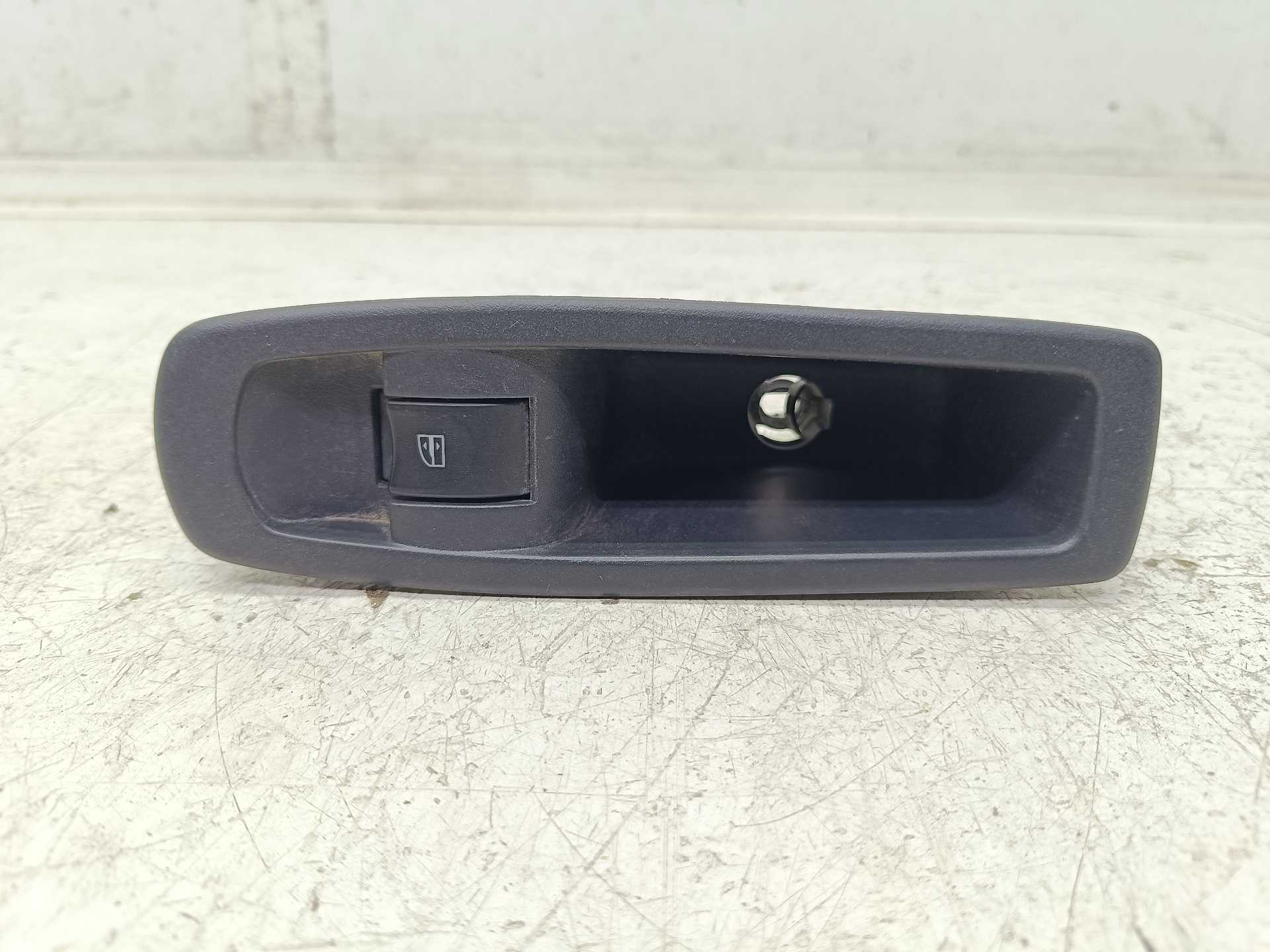 Recambio de mando elevalunas trasero derecho para renault koleos bose edition referencia OEM IAM 25411JY00B  