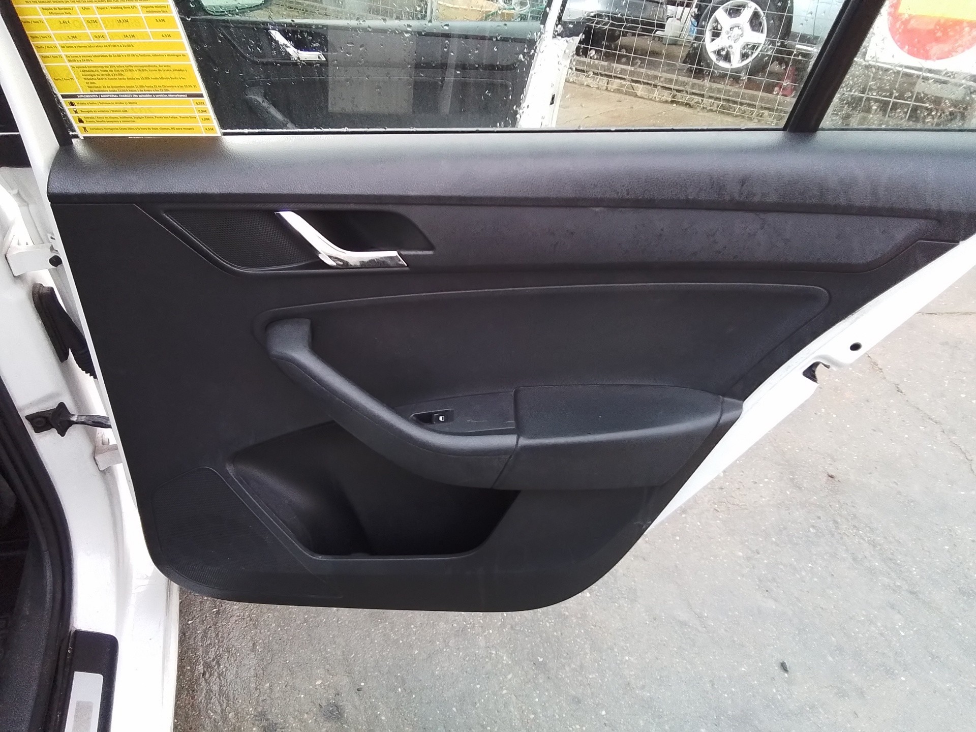 Recambio de guarnecido puerta trasera derecha para skoda rapid 1.6 tdi dpf referencia OEM IAM   