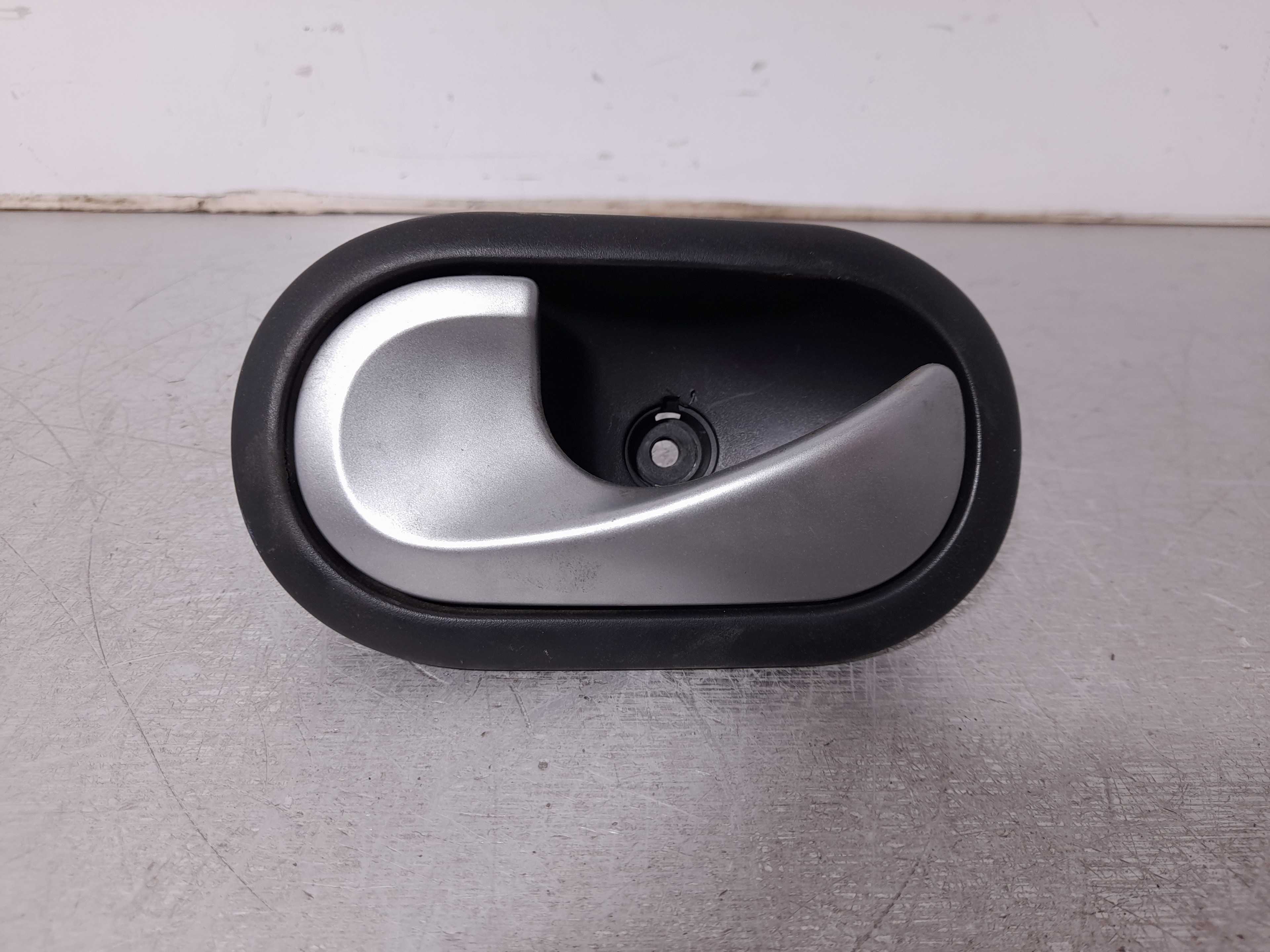 Recambio de maneta interior trasera izquierda para renault clio iii 1.2 16v referencia OEM IAM   