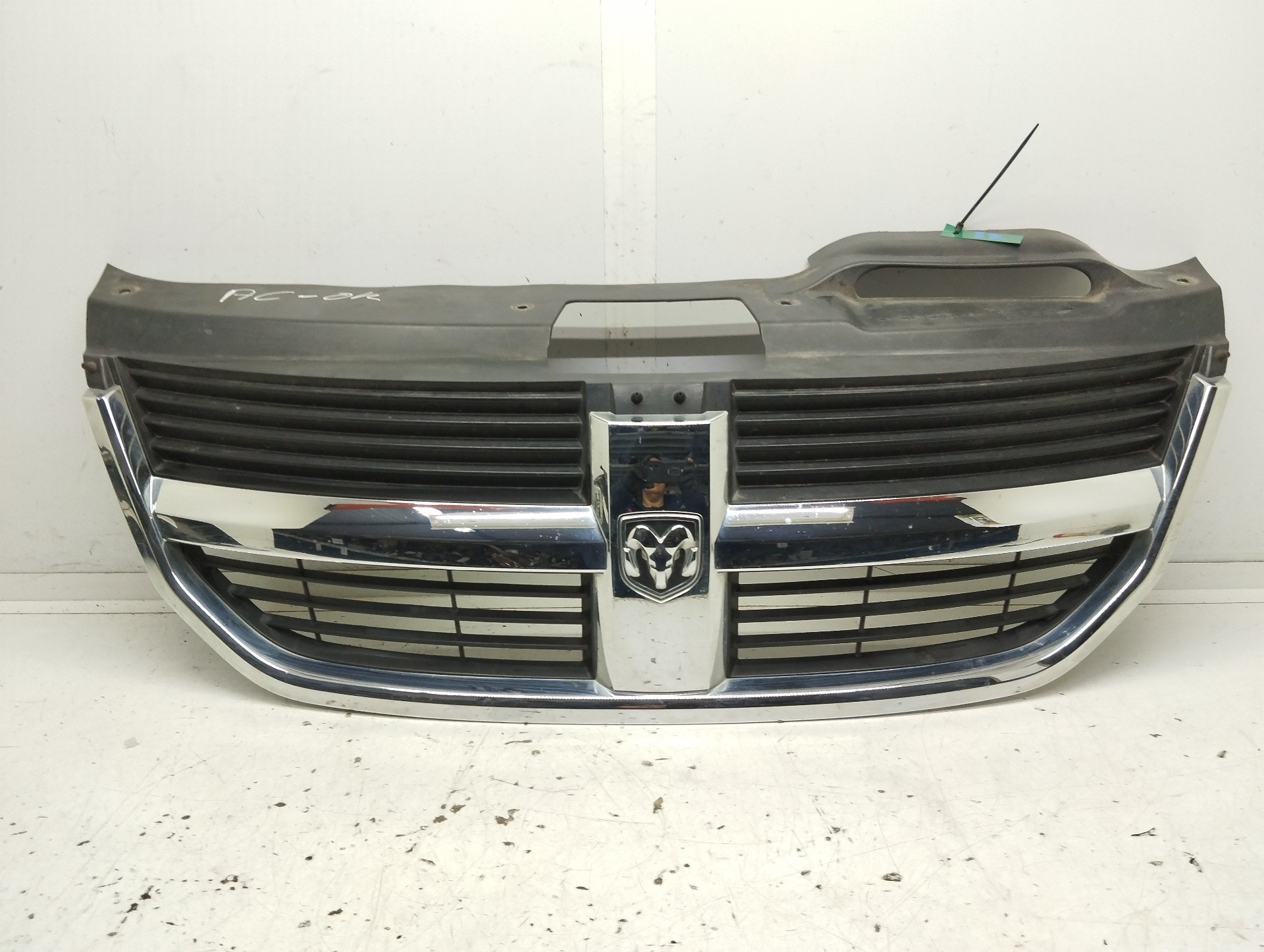 Recambio de rejilla delantera para dodge journey se referencia OEM IAM 1BG84TRMAE 05178281AG 