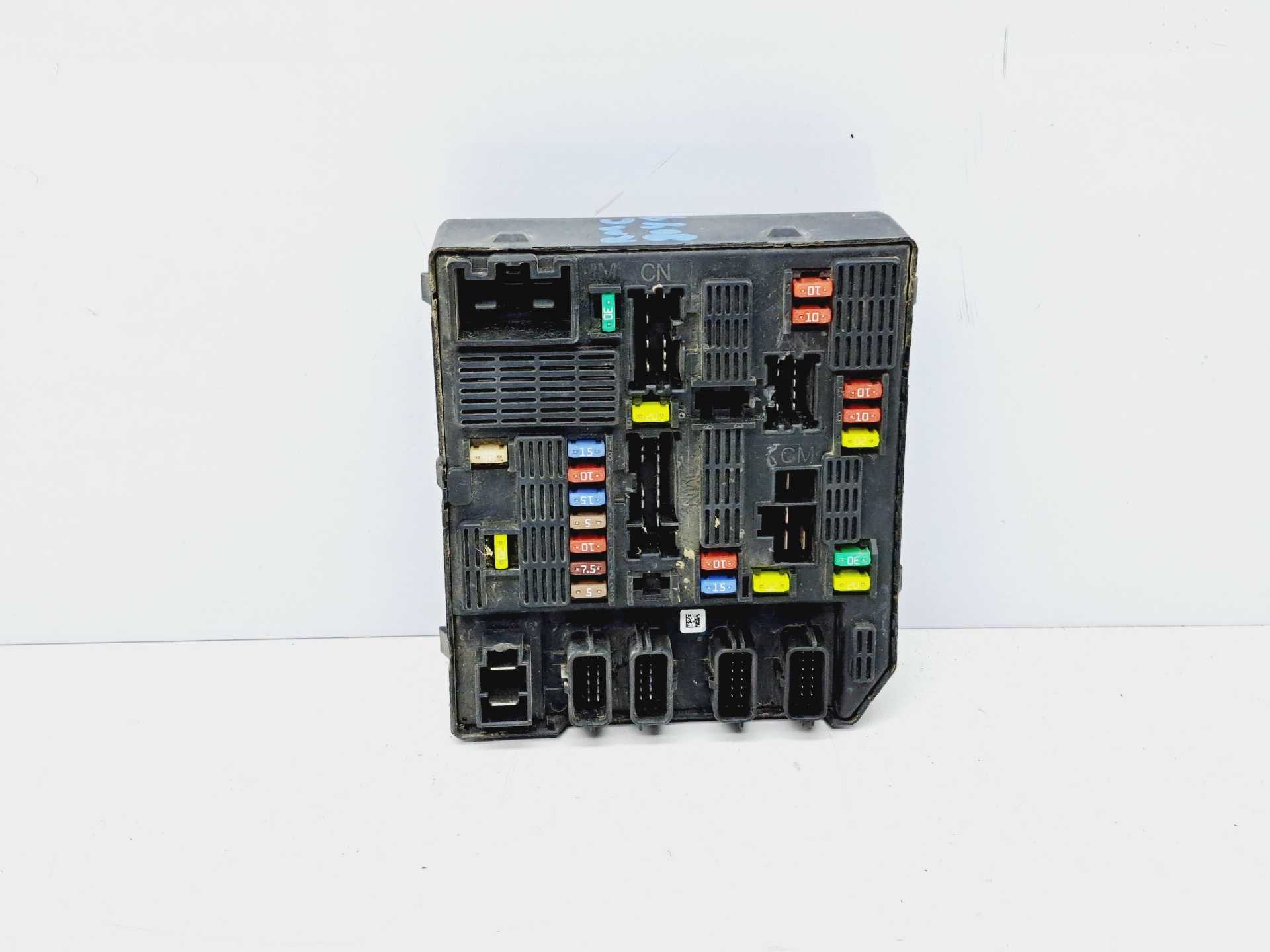 Recambio de caja reles / fusibles para renault scenic iii 2.0 16v referencia OEM IAM 284B67924R  