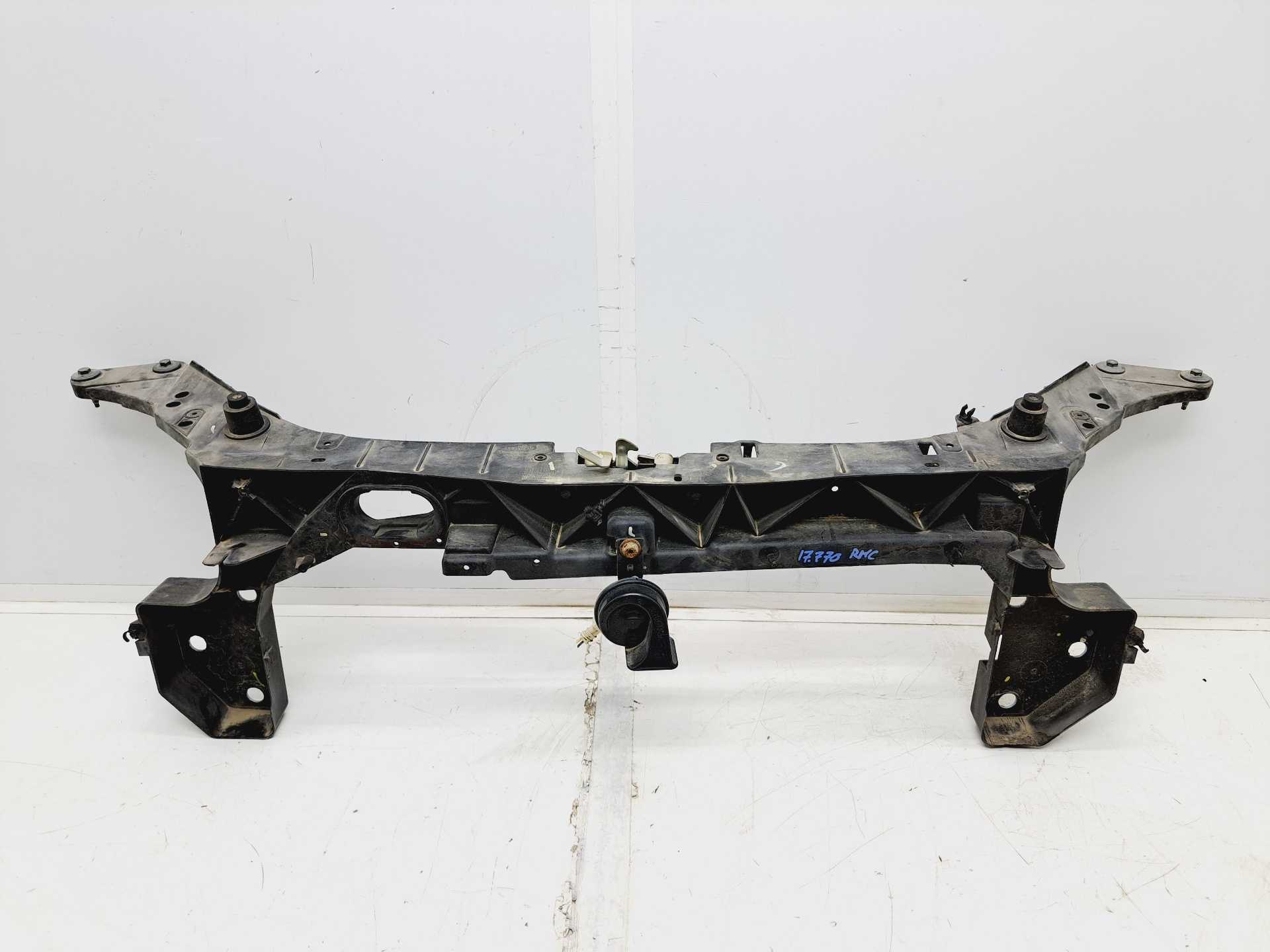 Recambio de panel frontal para renault clio iii 1.2 16v referencia OEM IAM 8200290143  