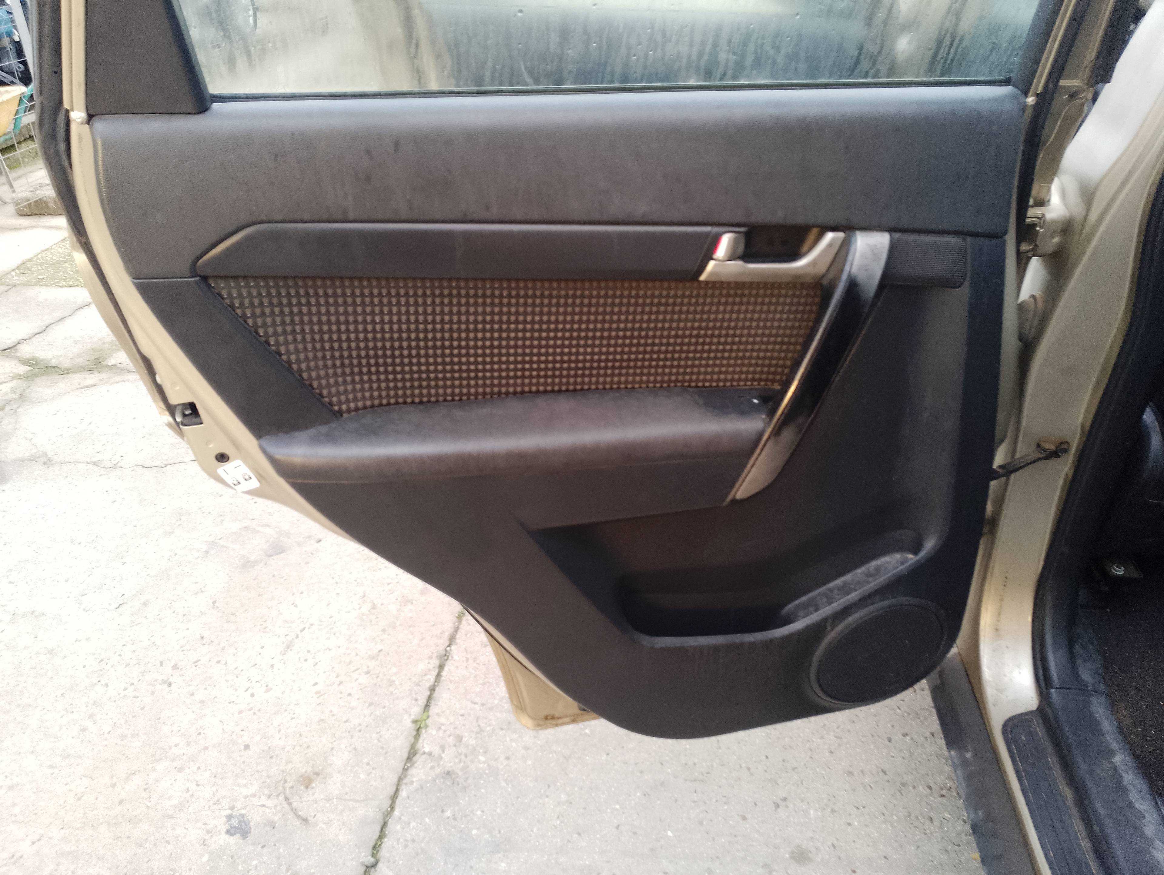 Recambio de guarnecido puerta trasera izquierda para chevrolet captiva 2.0 vcdi ls referencia OEM IAM   