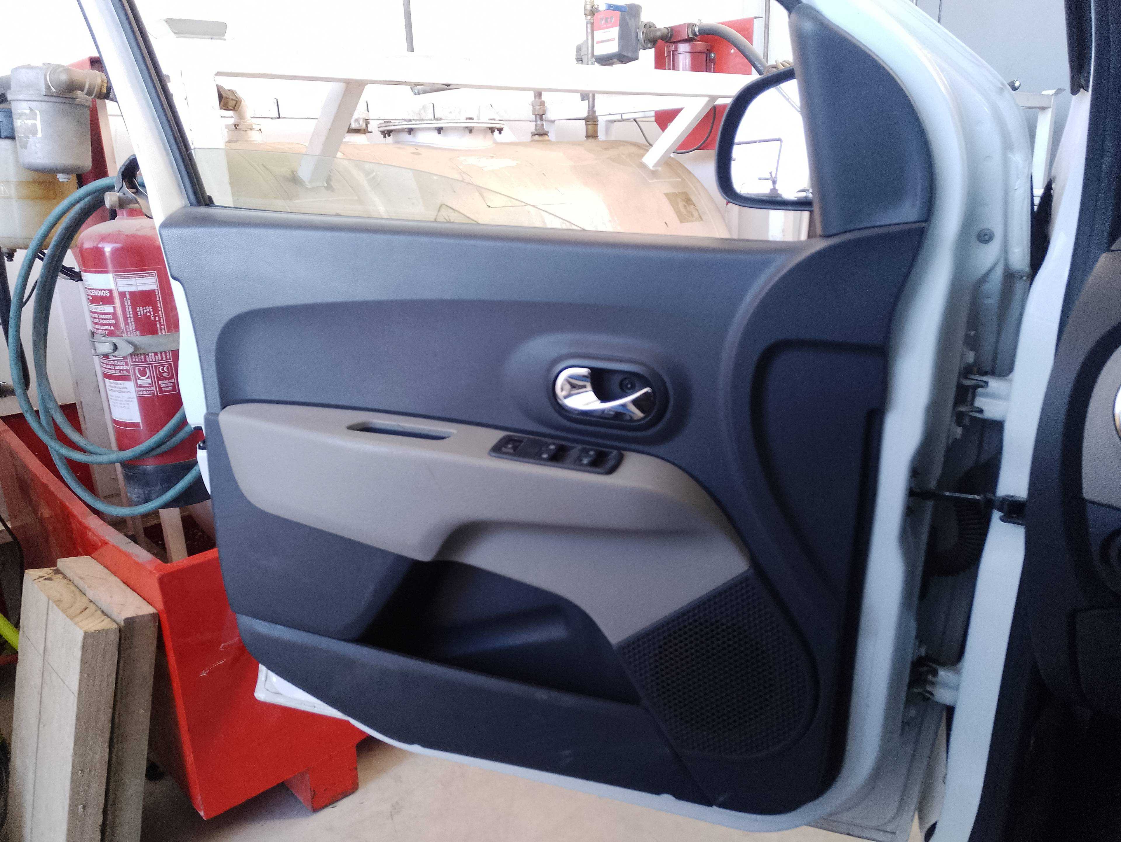 Recambio de guarnecido puerta delantera izquierda para dacia lodgy laureate referencia OEM IAM 809019848R  