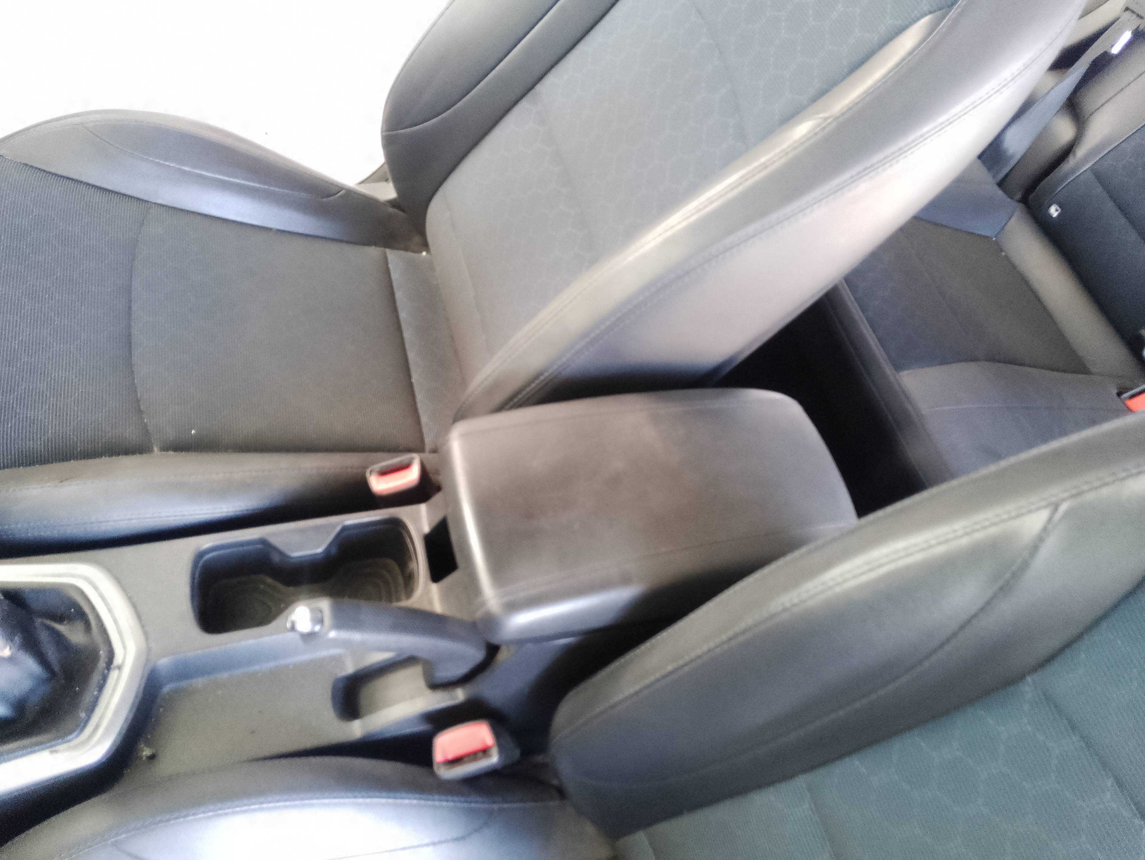 Recambio de apoyabrazos central para ssangyong tivoli crystal 4x2 referencia OEM IAM   