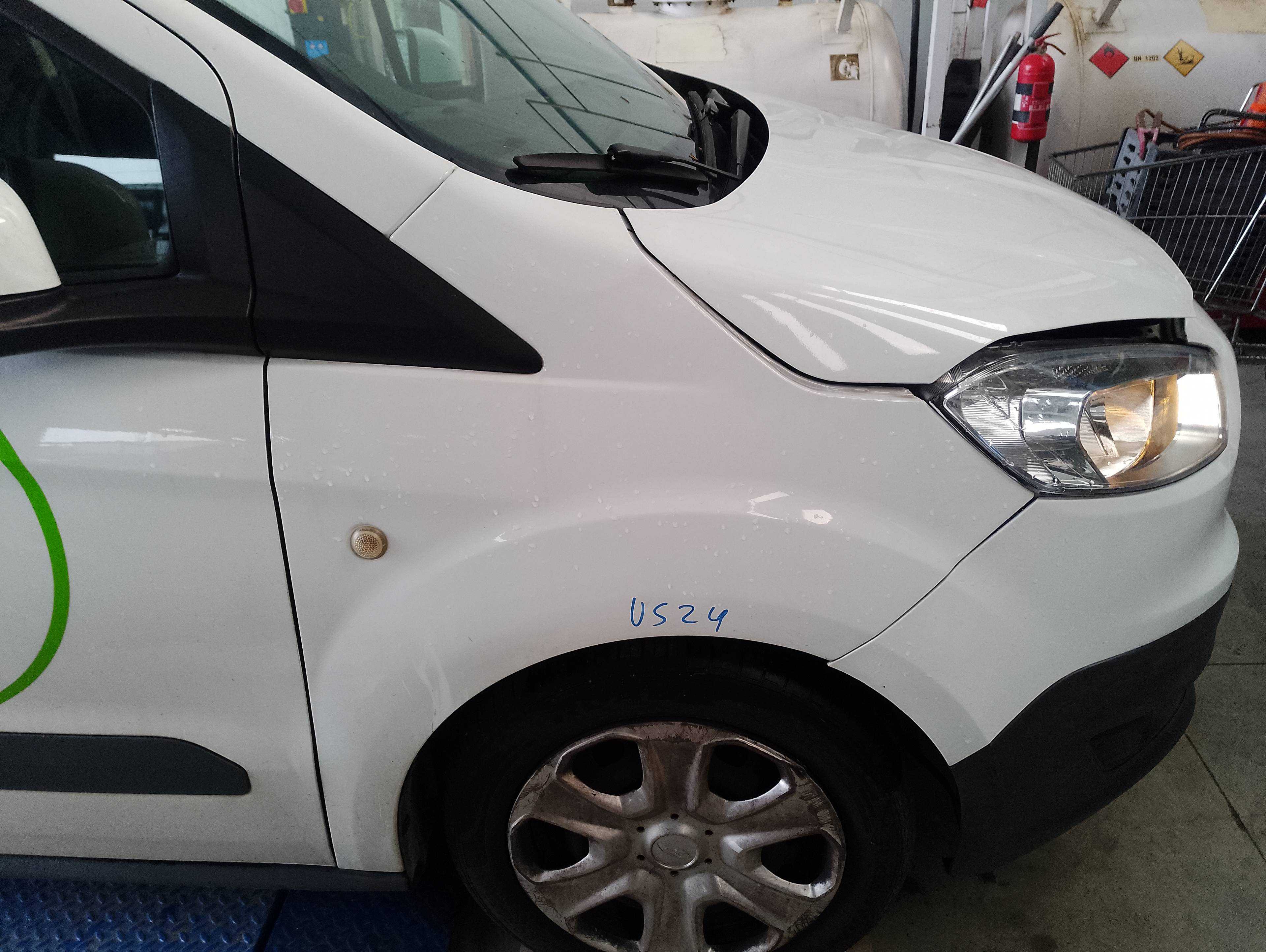 Recambio de aleta delantera derecha para ford transit courier combi ambiente referencia OEM IAM   