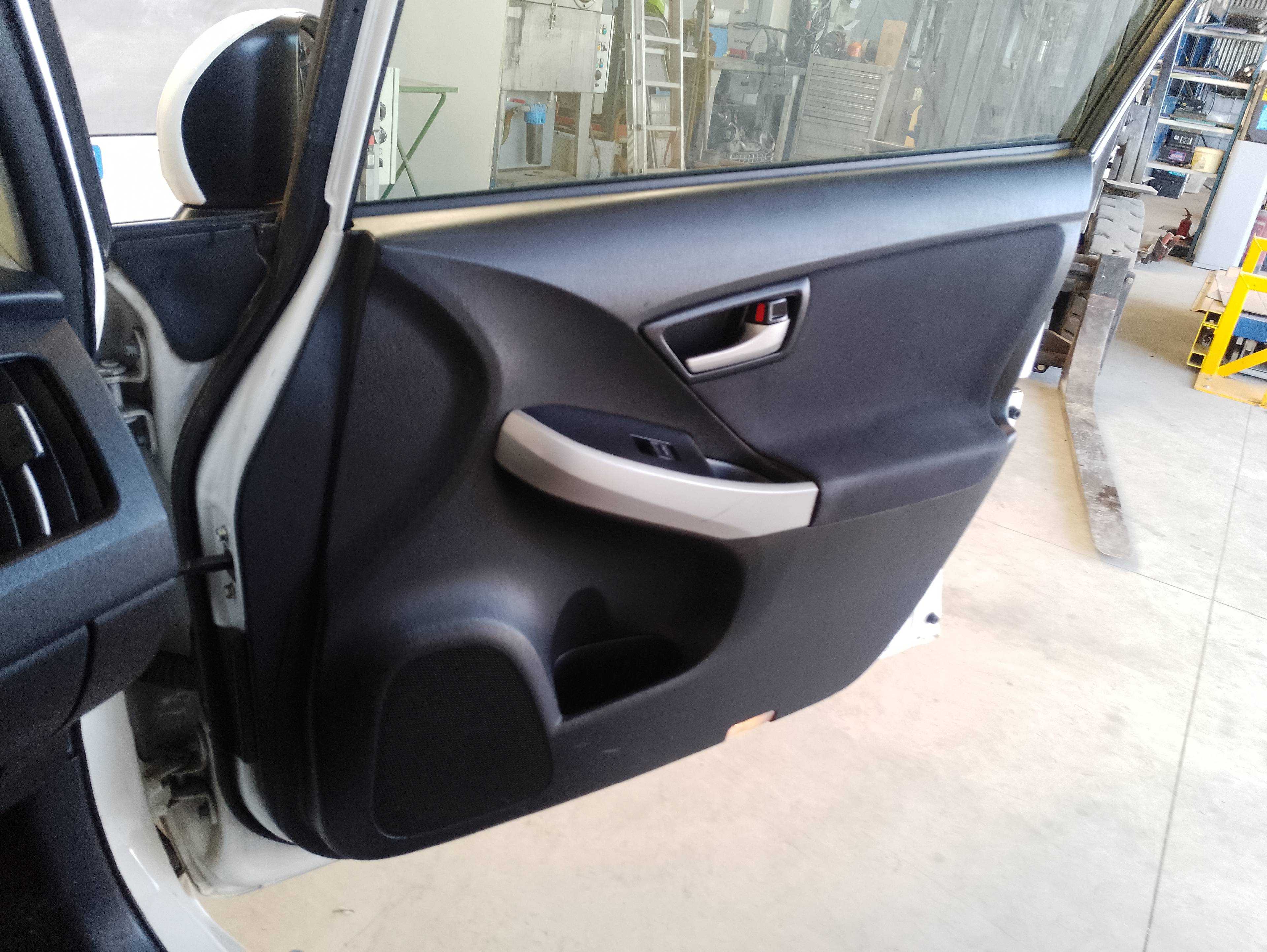 Recambio de guarnecido puerta delantera derecha para toyota prius (nhw30) plug-in hybrid advance referencia OEM IAM   