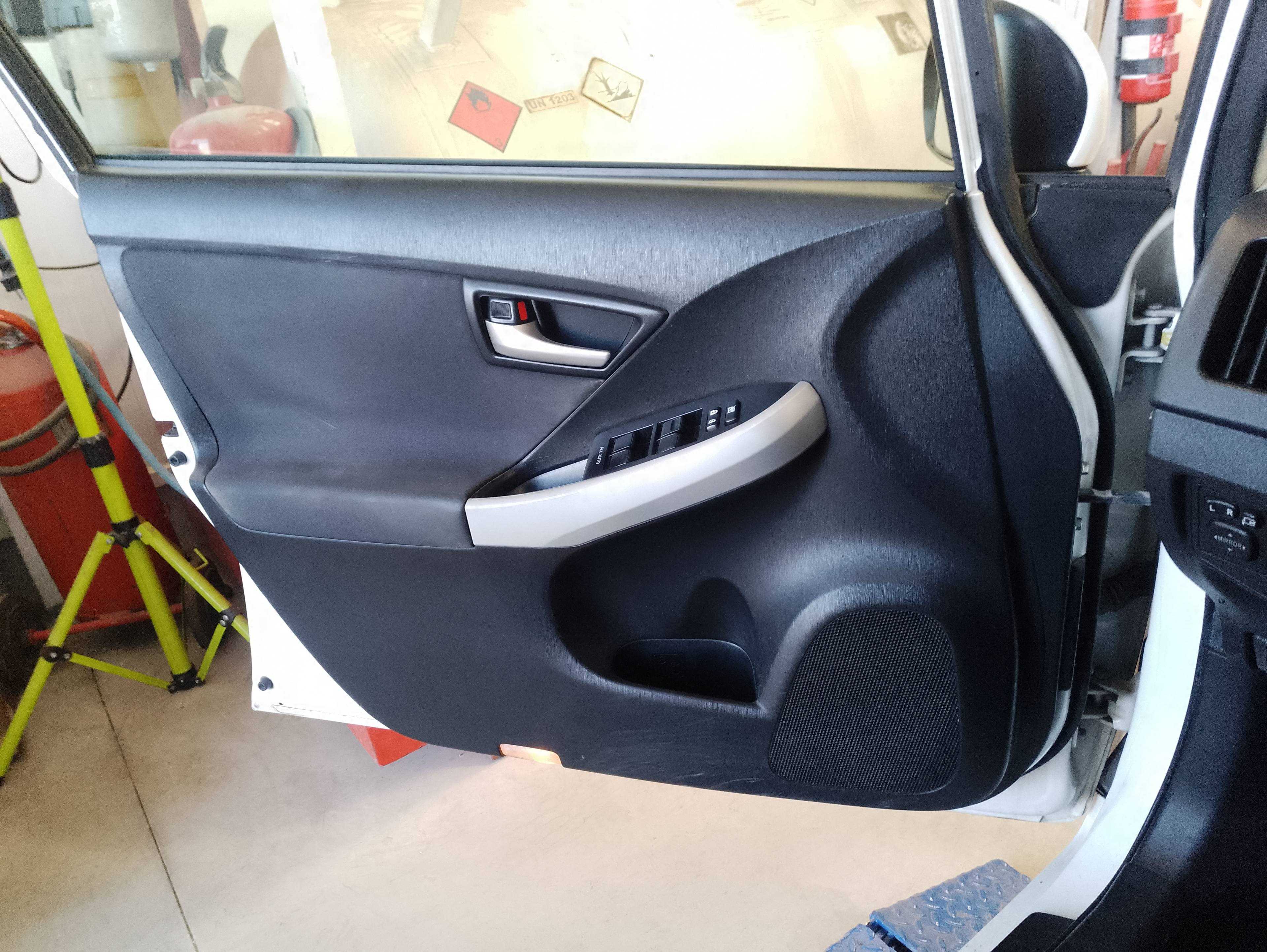 Recambio de guarnecido puerta delantera izquierda para toyota prius (nhw30) plug-in hybrid advance referencia OEM IAM   
