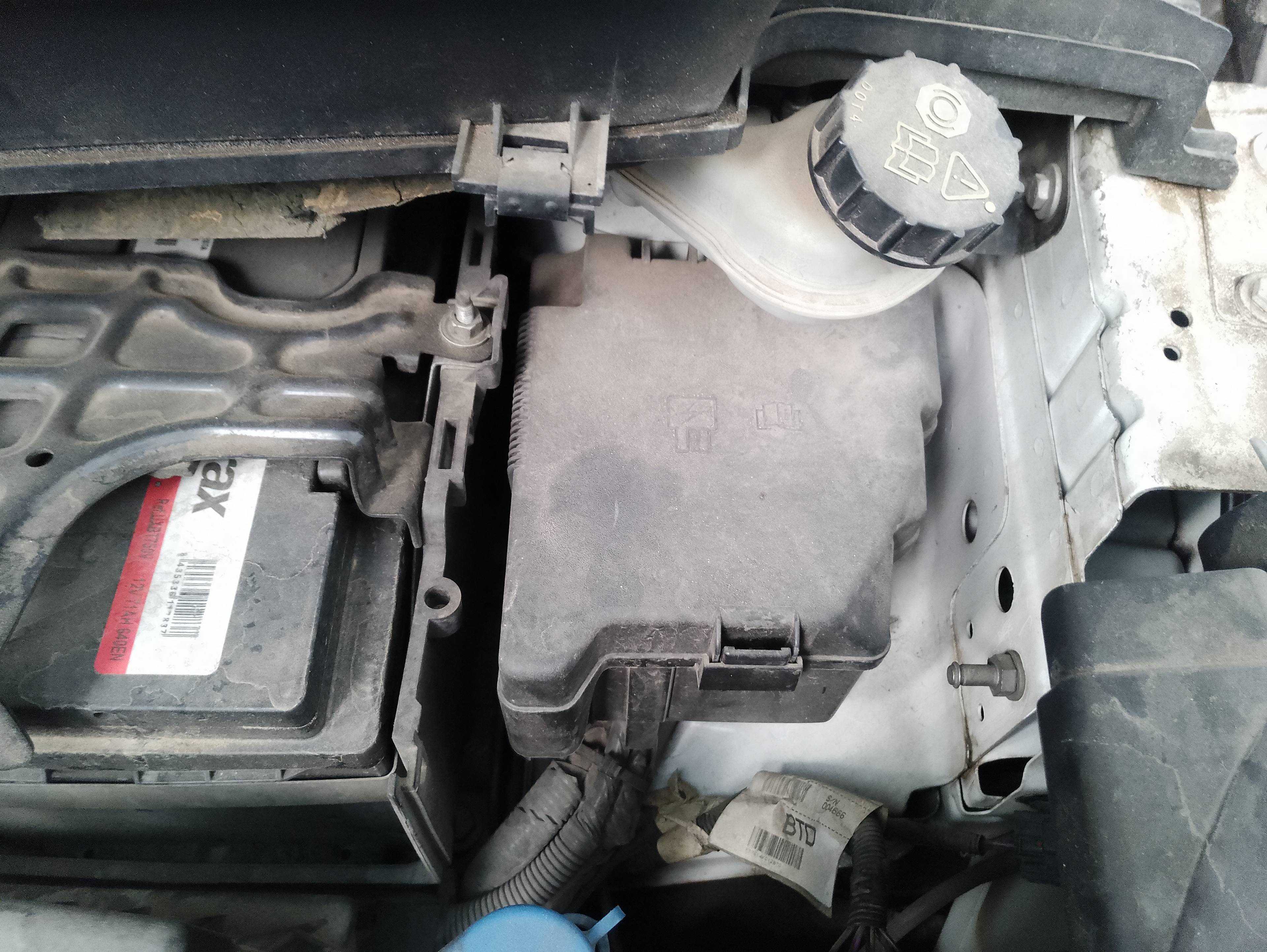 Recambio de caja reles / fusibles para ford transit courier combi ambiente referencia OEM IAM   