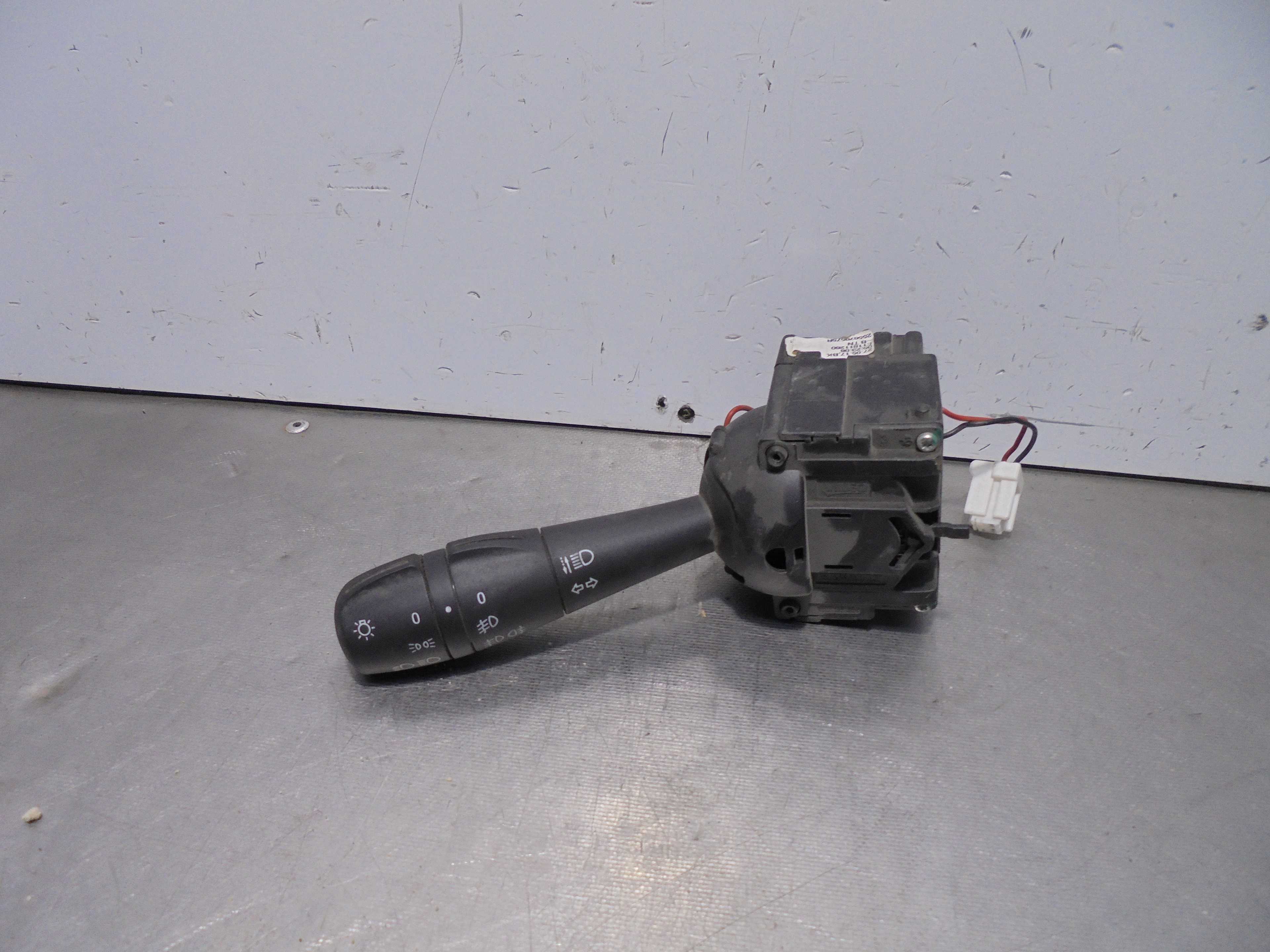 Recambio de mando intermitentes para dacia sandero ambiance referencia OEM IAM 255679575R  