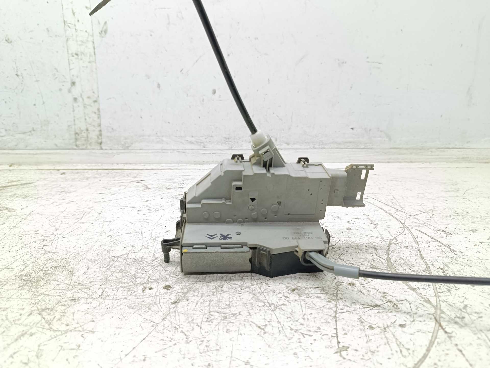 Recambio de cerradura puerta delantera derecha para citroën c4 berlina collection referencia OEM IAM 9686719980  