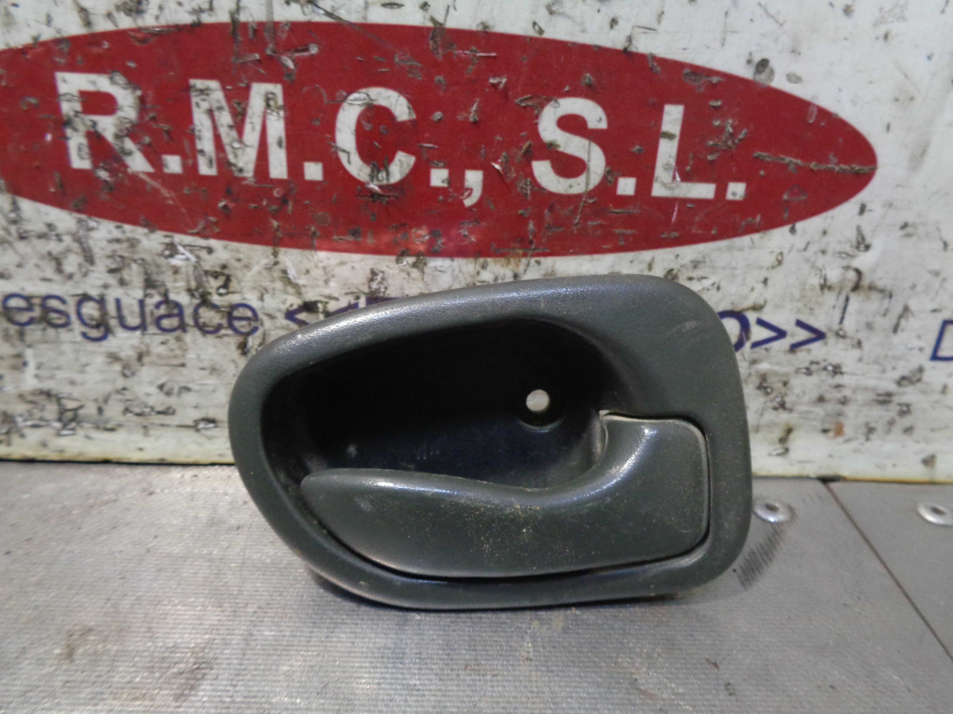 Recambio de maneta interior delantera derecha para hyundai accent (x3) 1.3 cat referencia OEM IAM 8262022001  