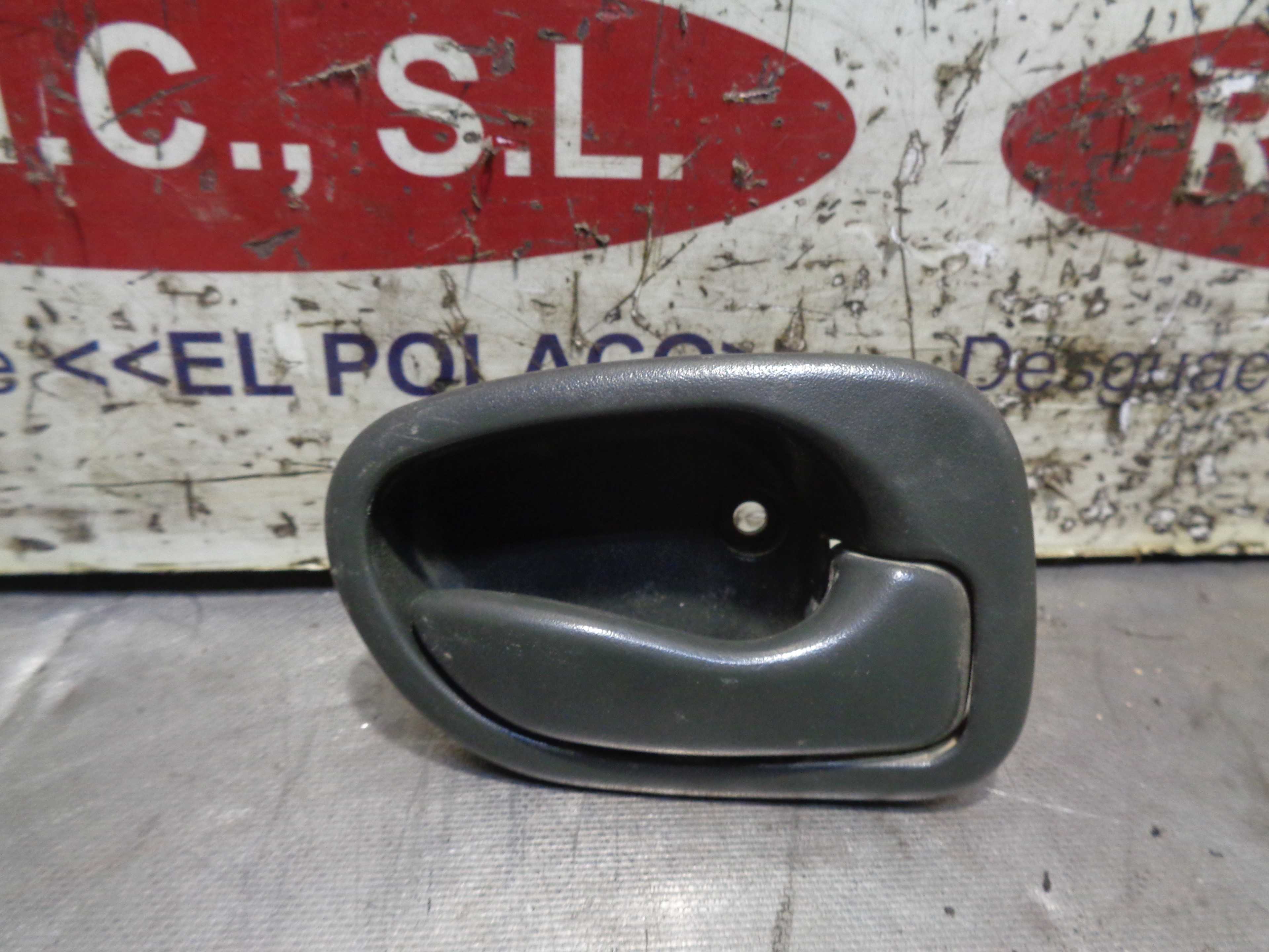 Recambio de maneta interior trasera derecha para hyundai accent (x3) 1.3 cat referencia OEM IAM 8262022001  