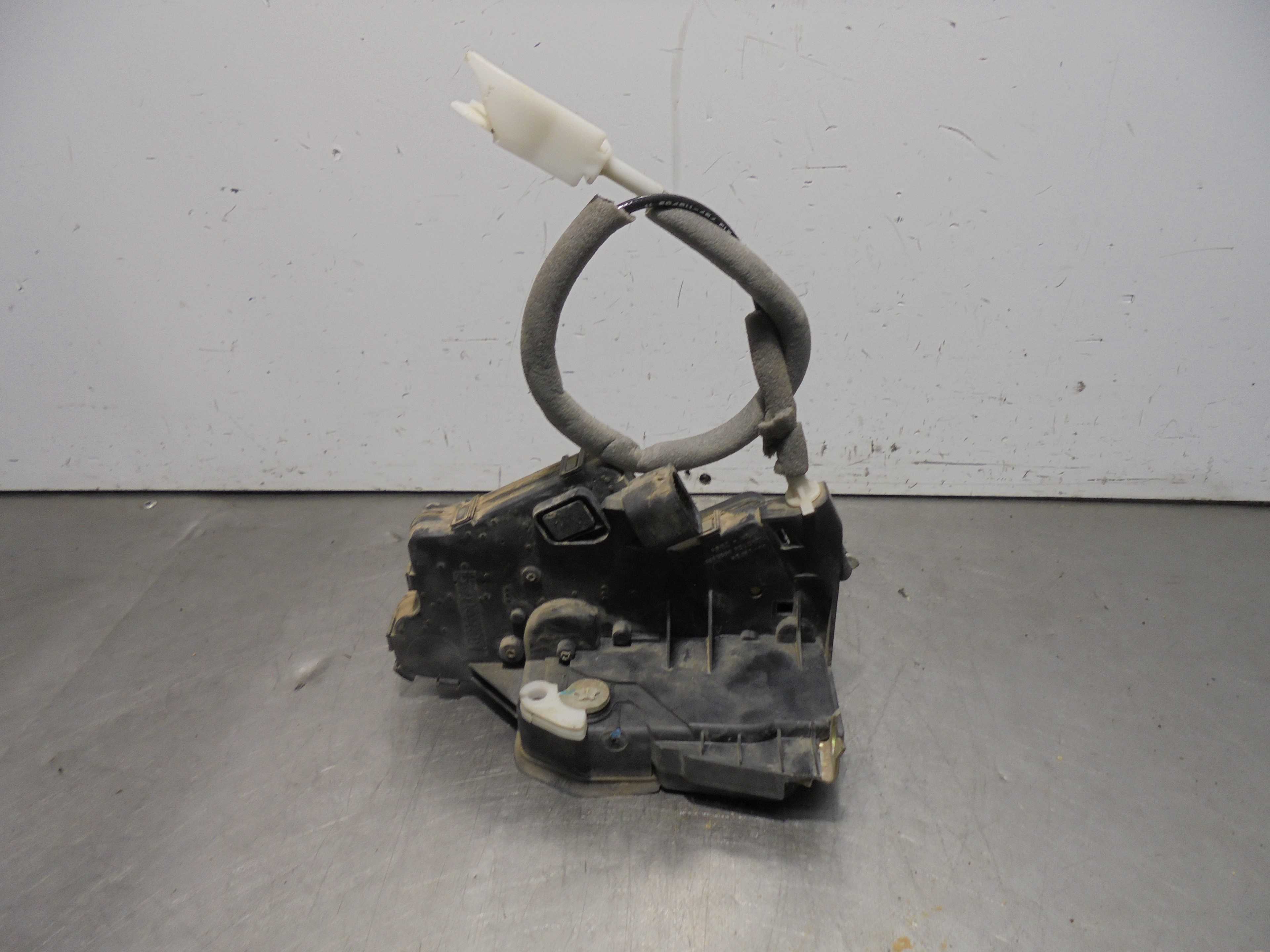 Recambio de cerradura puerta trasera derecha para bmw serie 3 berlina (e46) 316i referencia OEM IAM  ELECTRICA 4 PUERTA 