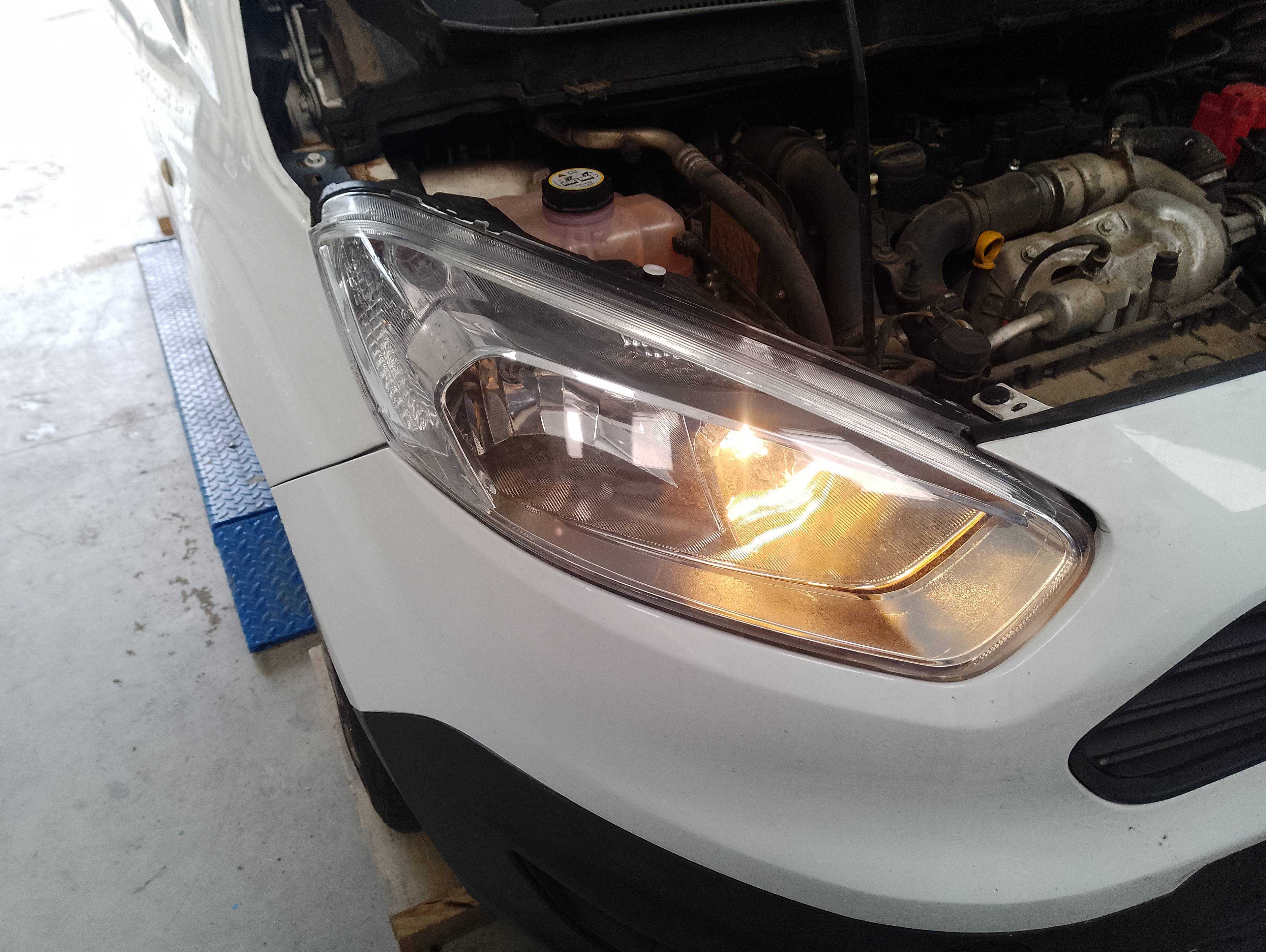 Recambio de faro derecho para ford transit courier combi ambiente referencia OEM IAM   