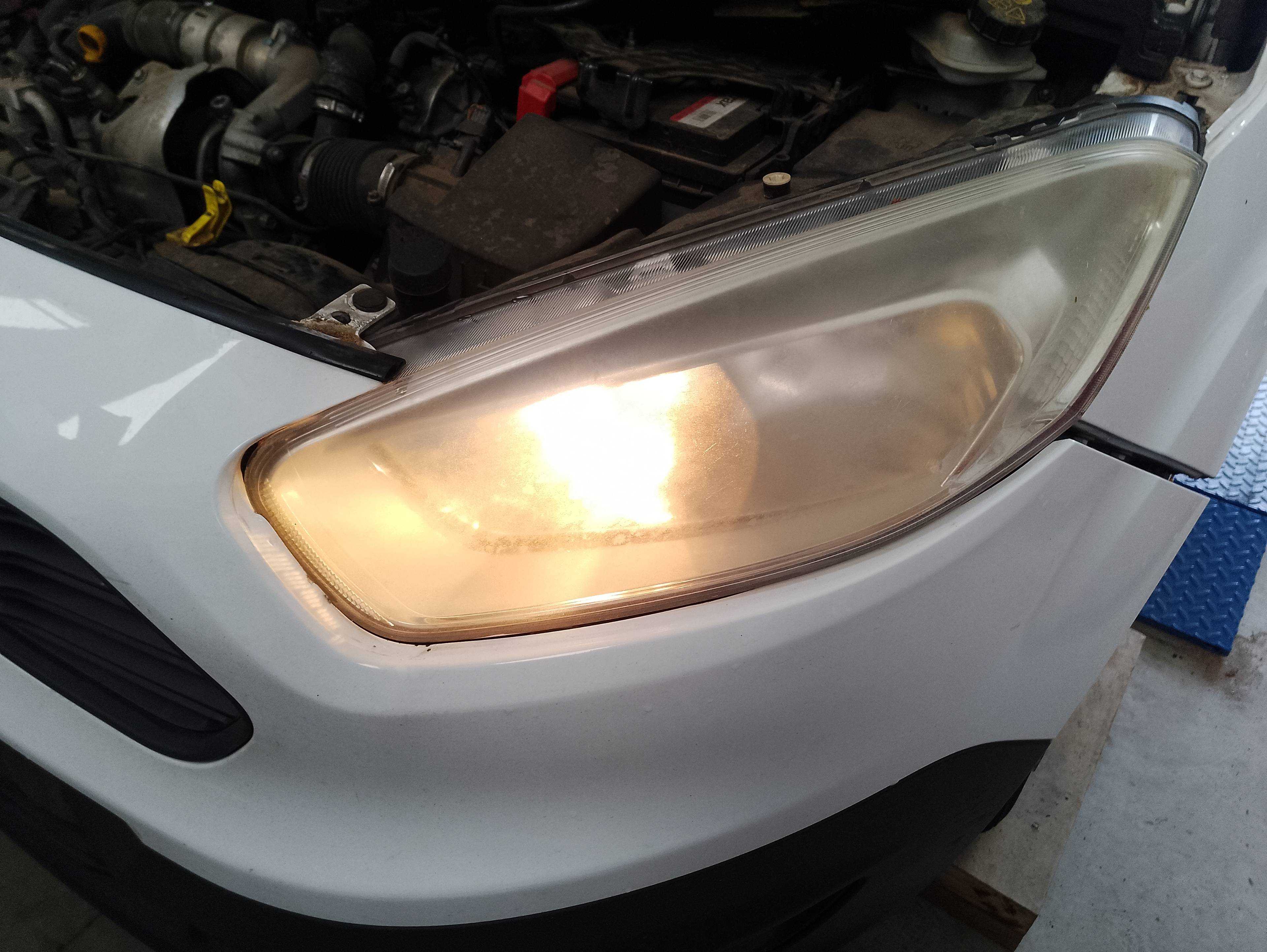 Recambio de faro izquierdo para ford transit courier combi ambiente referencia OEM IAM   