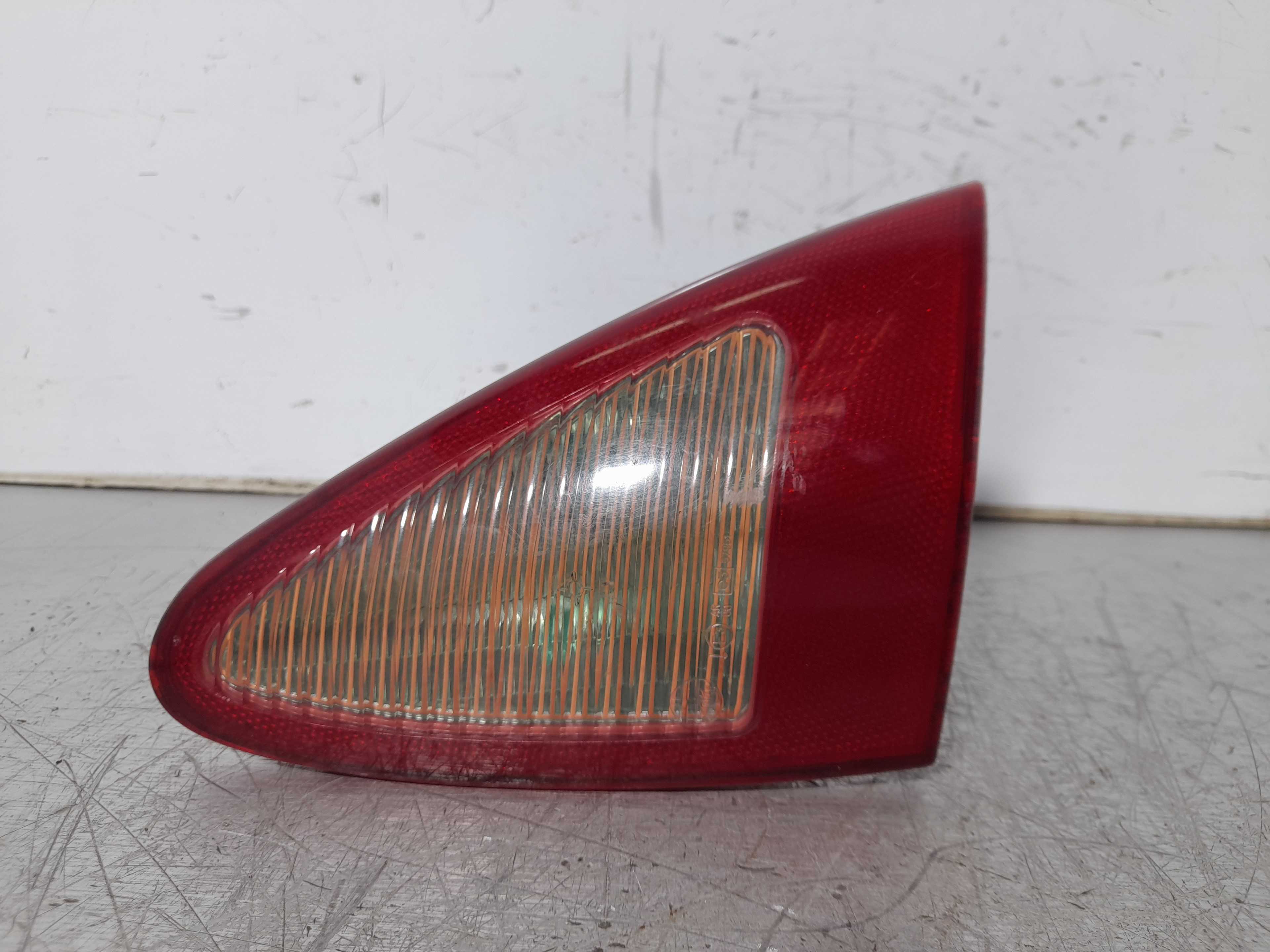 Recambio de piloto porton trasero derecho para alfa romeo 147 (190) 1.9 jtd distinctive referencia OEM IAM 46556346  