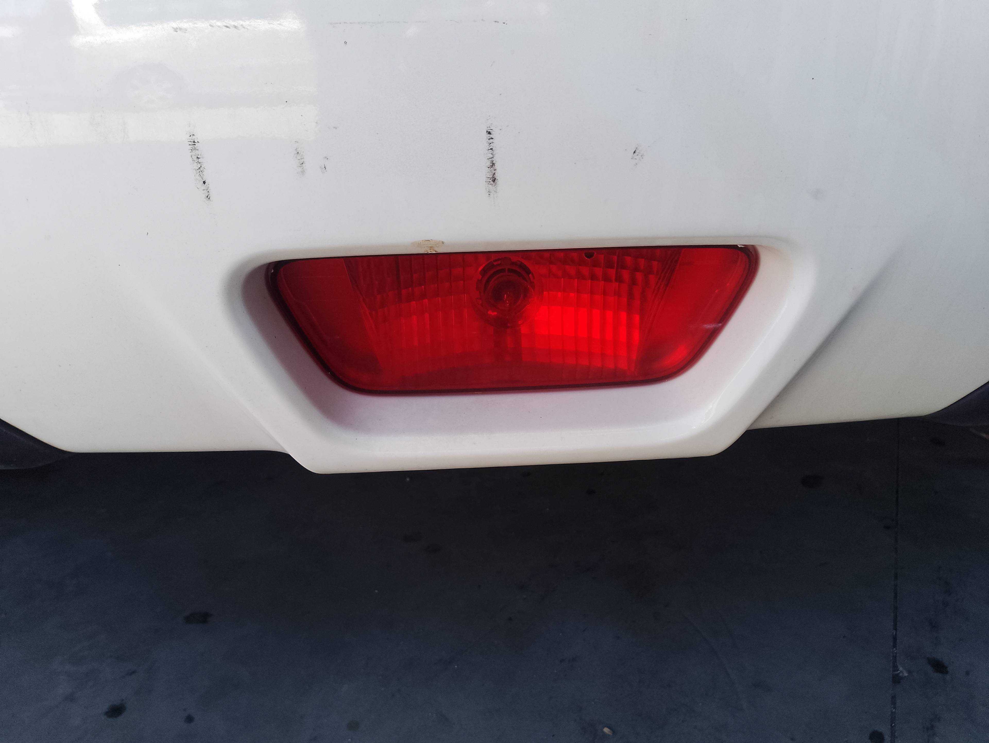 Recambio de faro antiniebla trasero central para ssangyong tivoli crystal 4x2 referencia OEM IAM   