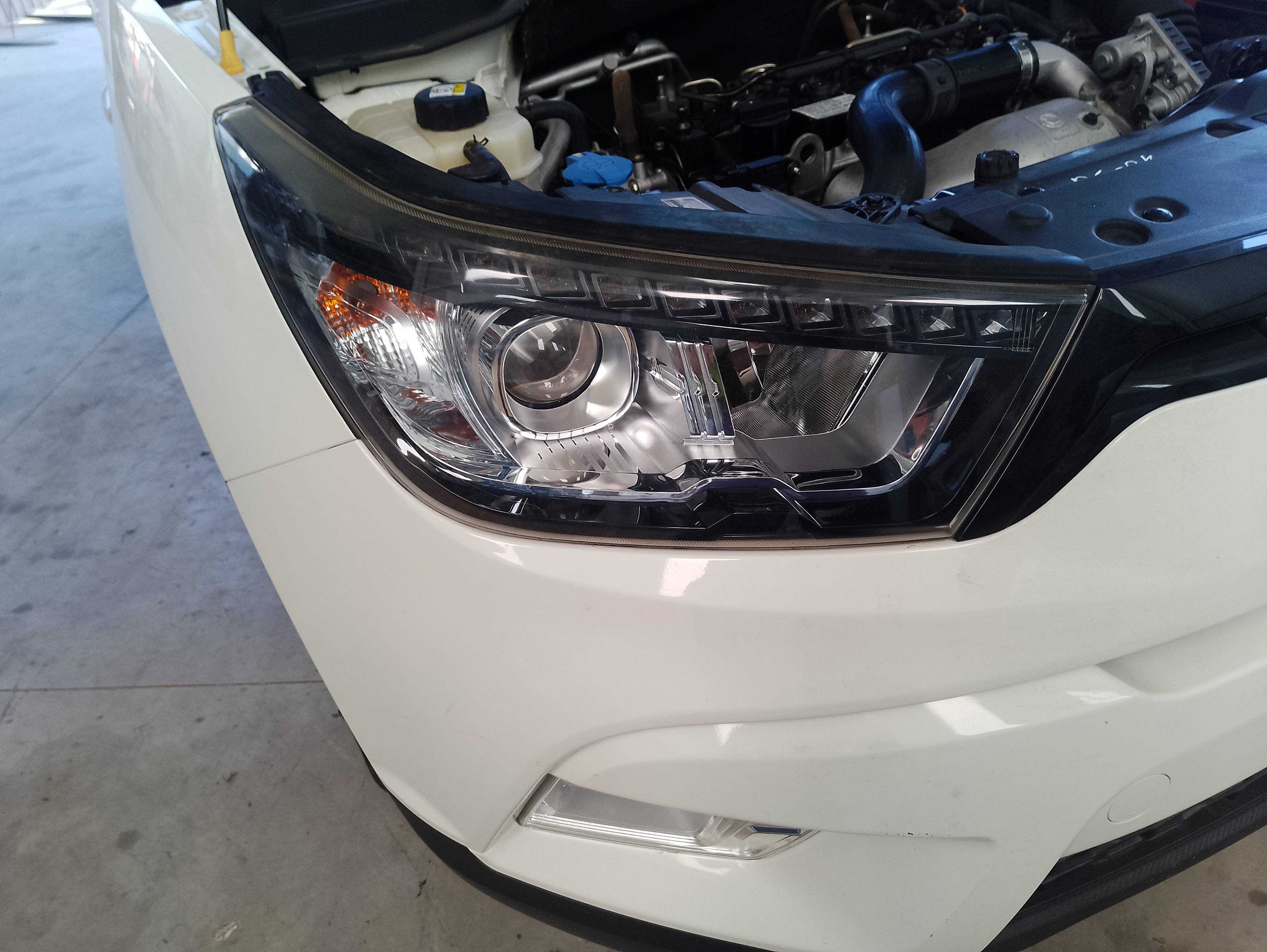 Recambio de faro derecho para ssangyong tivoli crystal 4x2 referencia OEM IAM   