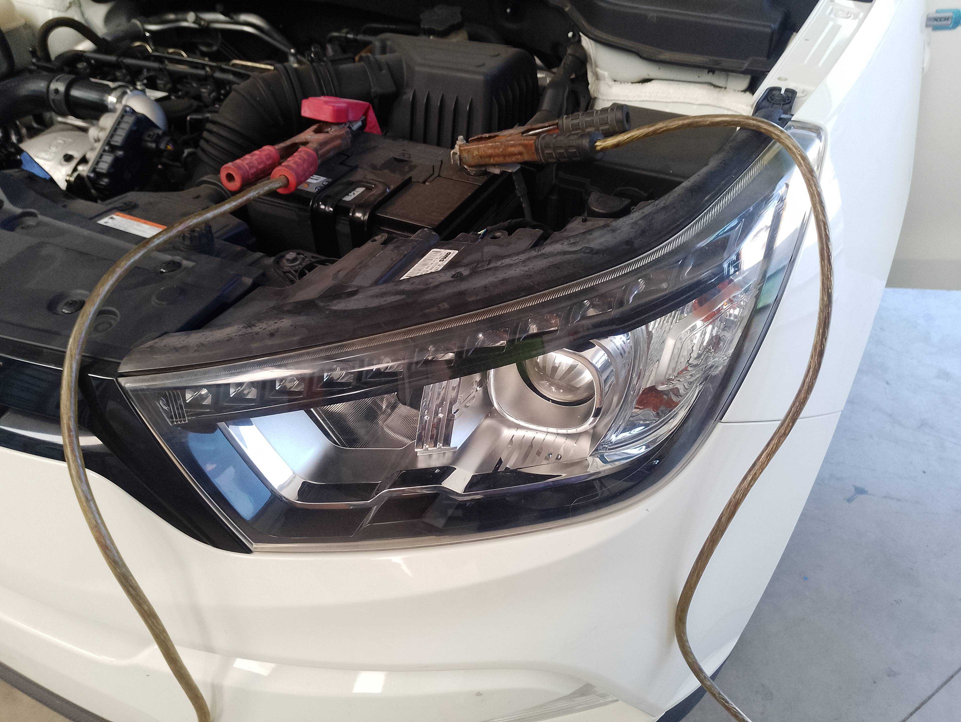 Recambio de faro izquierdo para ssangyong tivoli crystal 4x2 referencia OEM IAM   