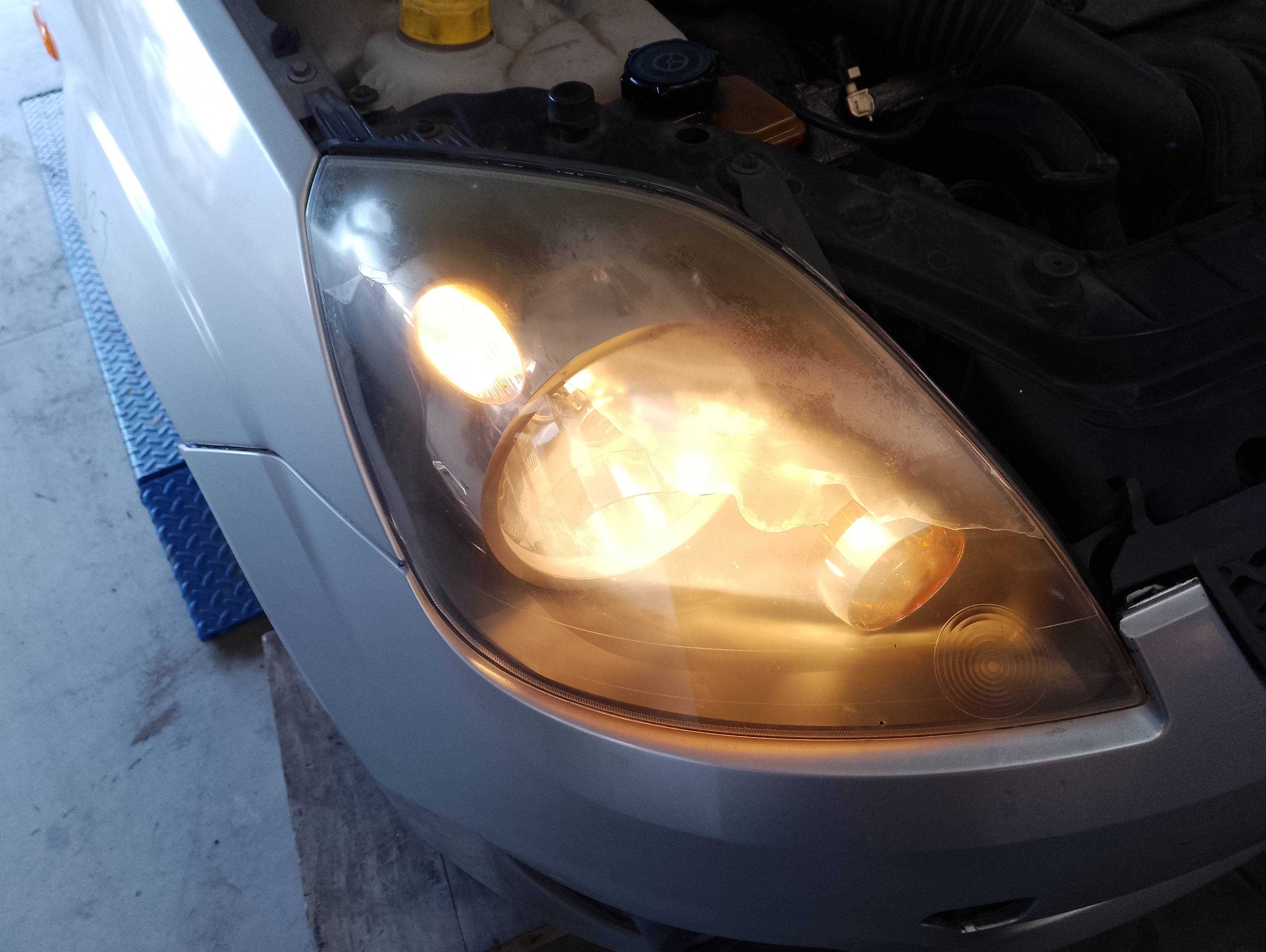 Recambio de faro derecho para ford fiesta (cbk) ambiente referencia OEM IAM   