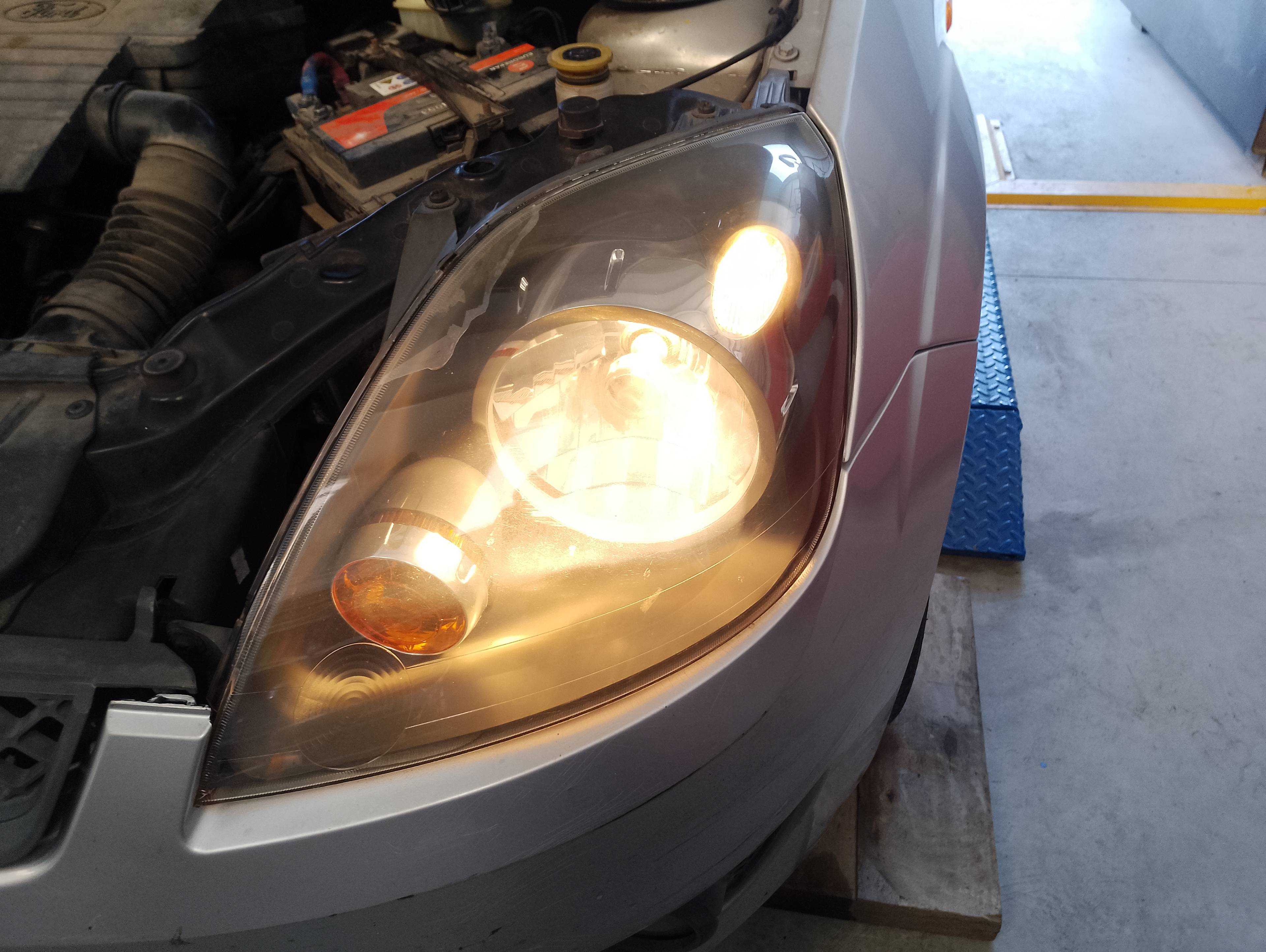 Recambio de faro izquierdo para ford fiesta (cbk) ambiente referencia OEM IAM   