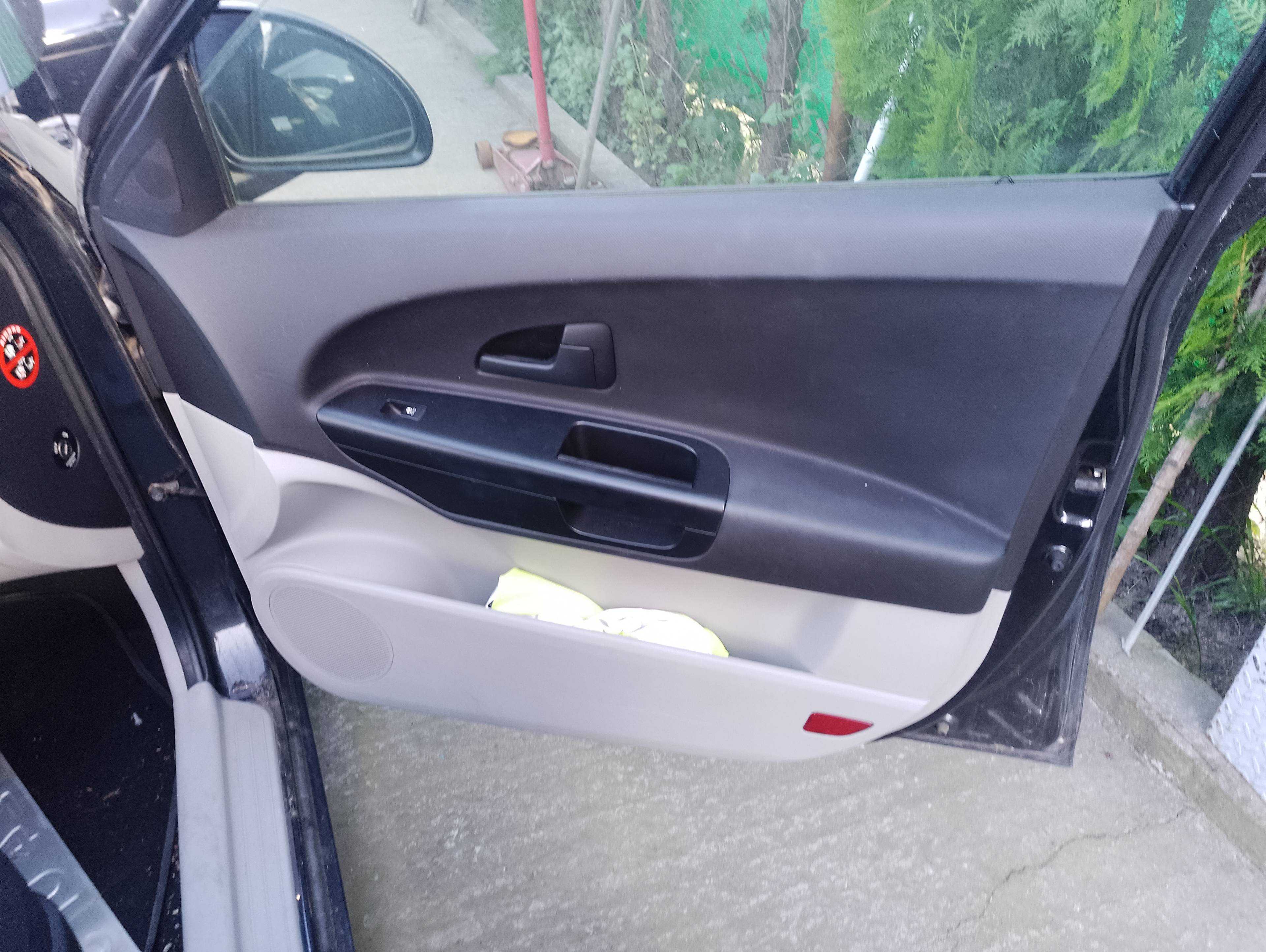 Recambio de guarnecido puerta delantera derecha para kia cee´d concept referencia OEM IAM   