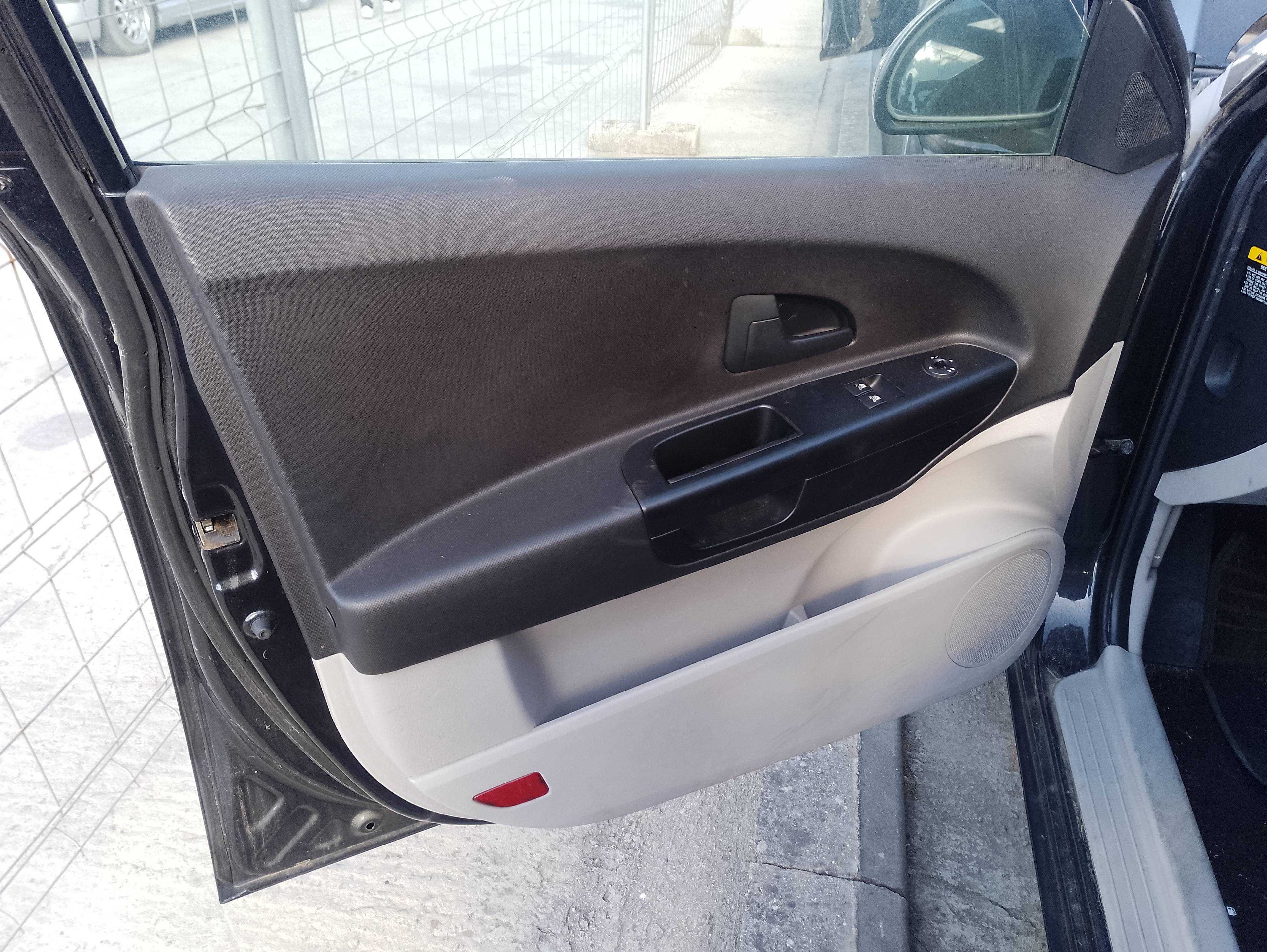Recambio de guarnecido puerta delantera izquierda para kia cee´d concept referencia OEM IAM   