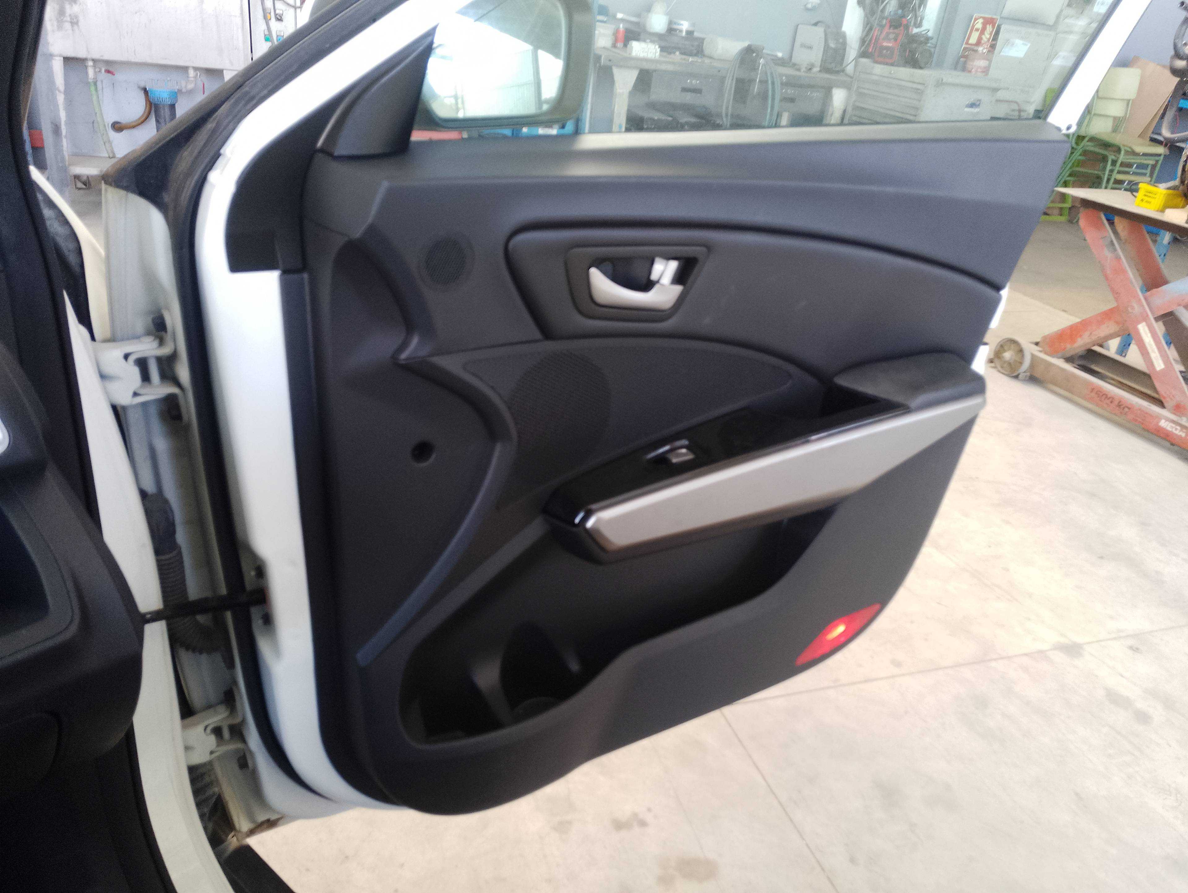 Recambio de guarnecido puerta delantera derecha para ssangyong tivoli crystal 4x2 referencia OEM IAM   