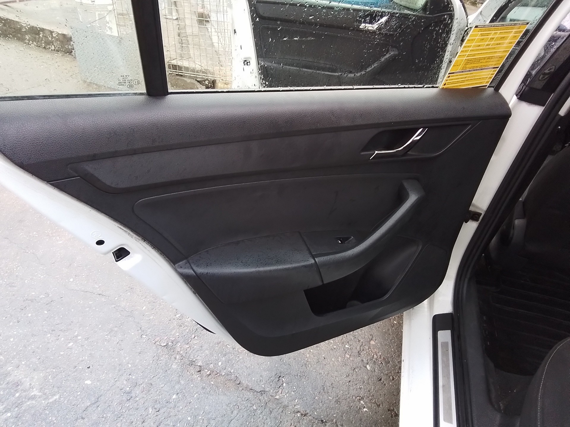 Recambio de guarnecido puerta trasera izquierda para skoda rapid 1.6 tdi dpf referencia OEM IAM   