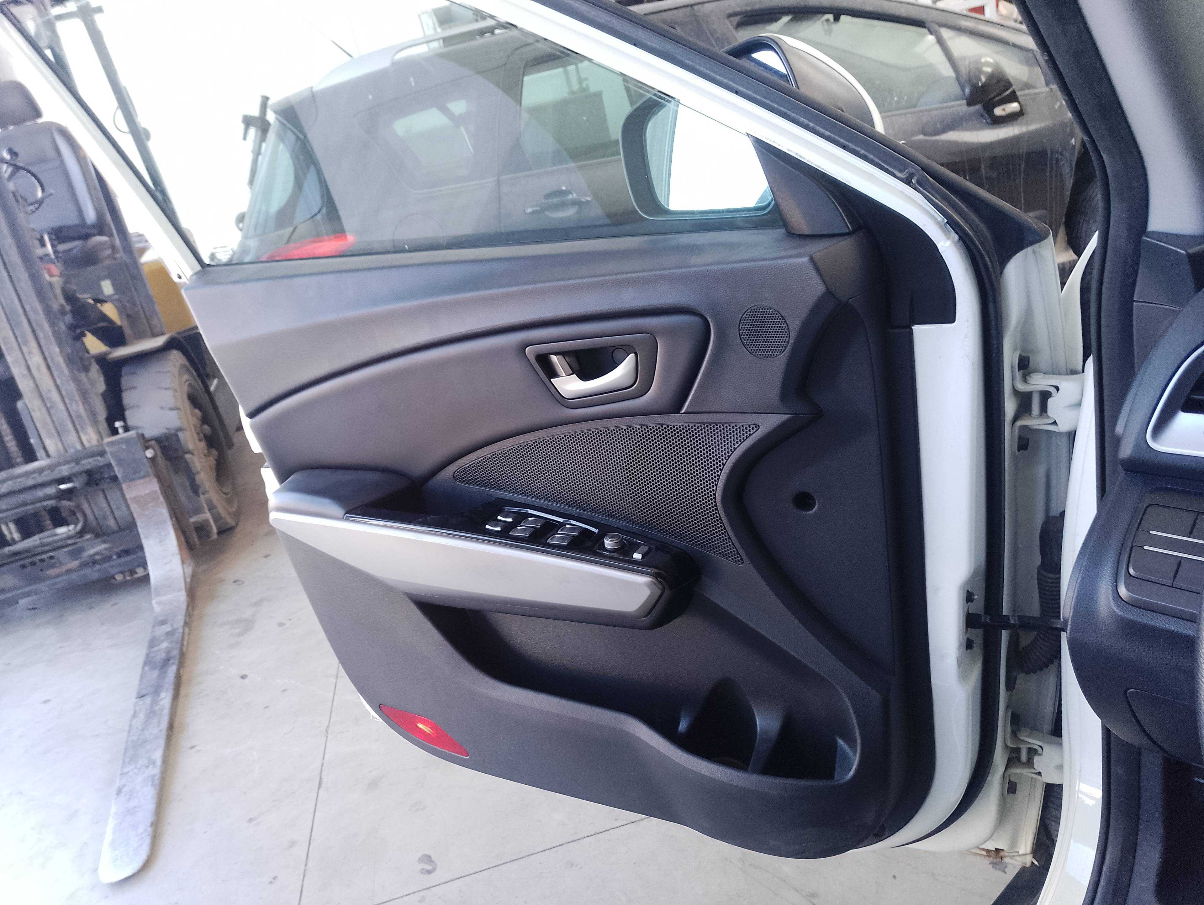 Recambio de guarnecido puerta delantera izquierda para ssangyong tivoli crystal 4x2 referencia OEM IAM   