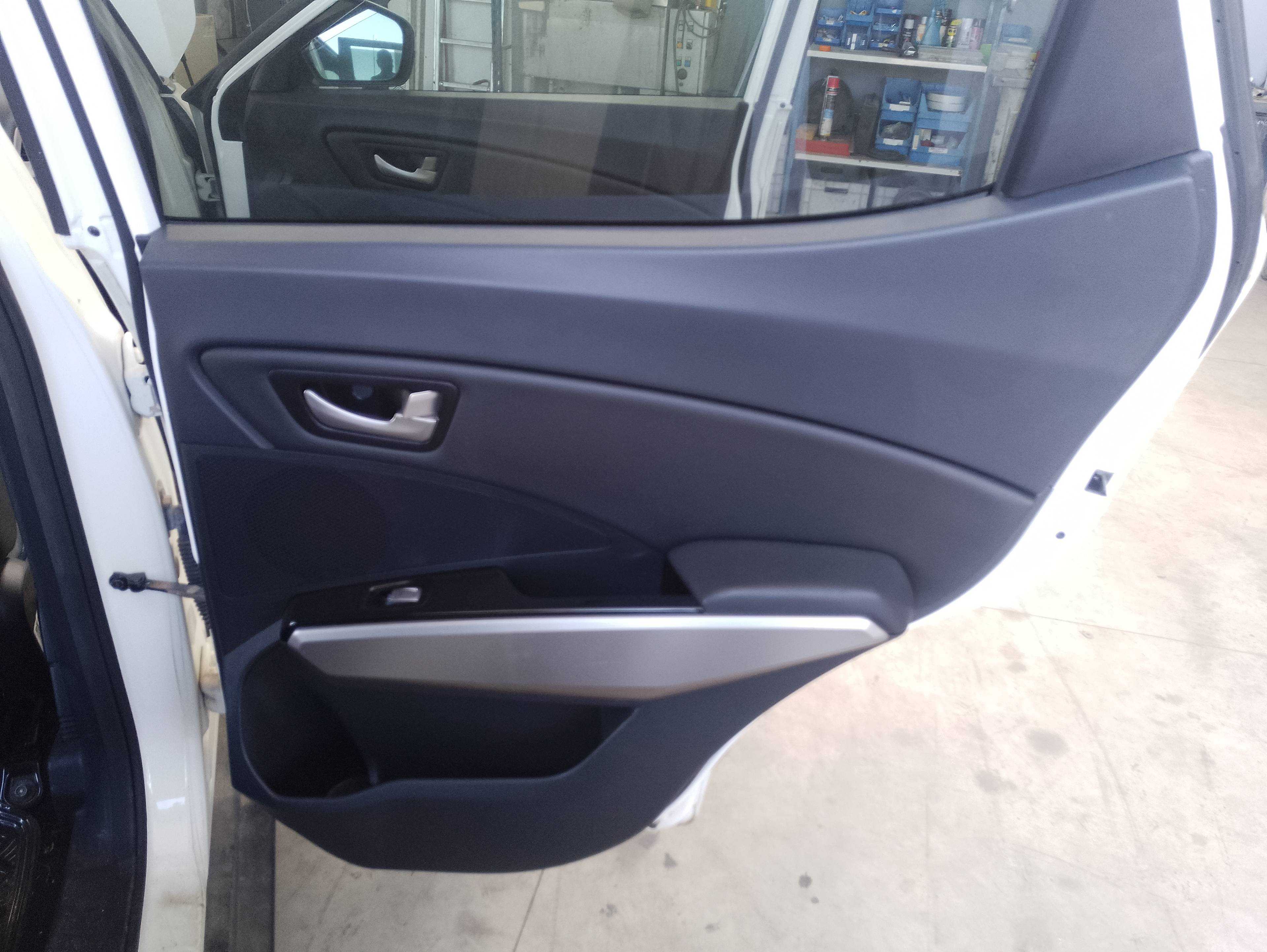 Recambio de guarnecido puerta trasera derecha para ssangyong tivoli crystal 4x2 referencia OEM IAM   