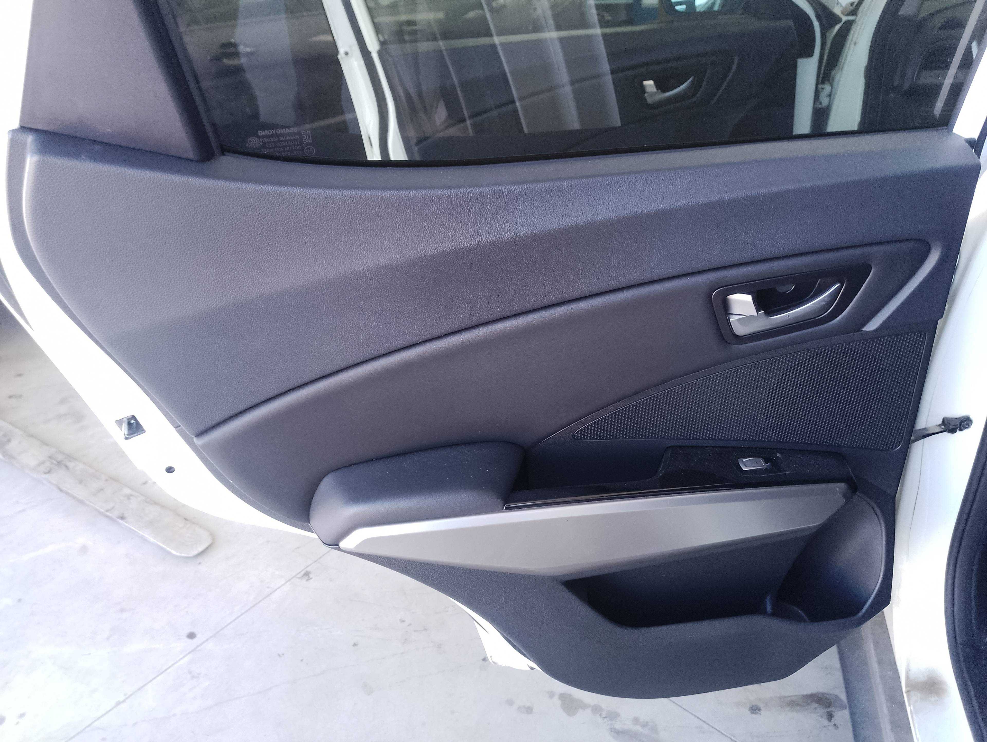 Recambio de guarnecido puerta trasera izquierda para ssangyong tivoli crystal 4x2 referencia OEM IAM   