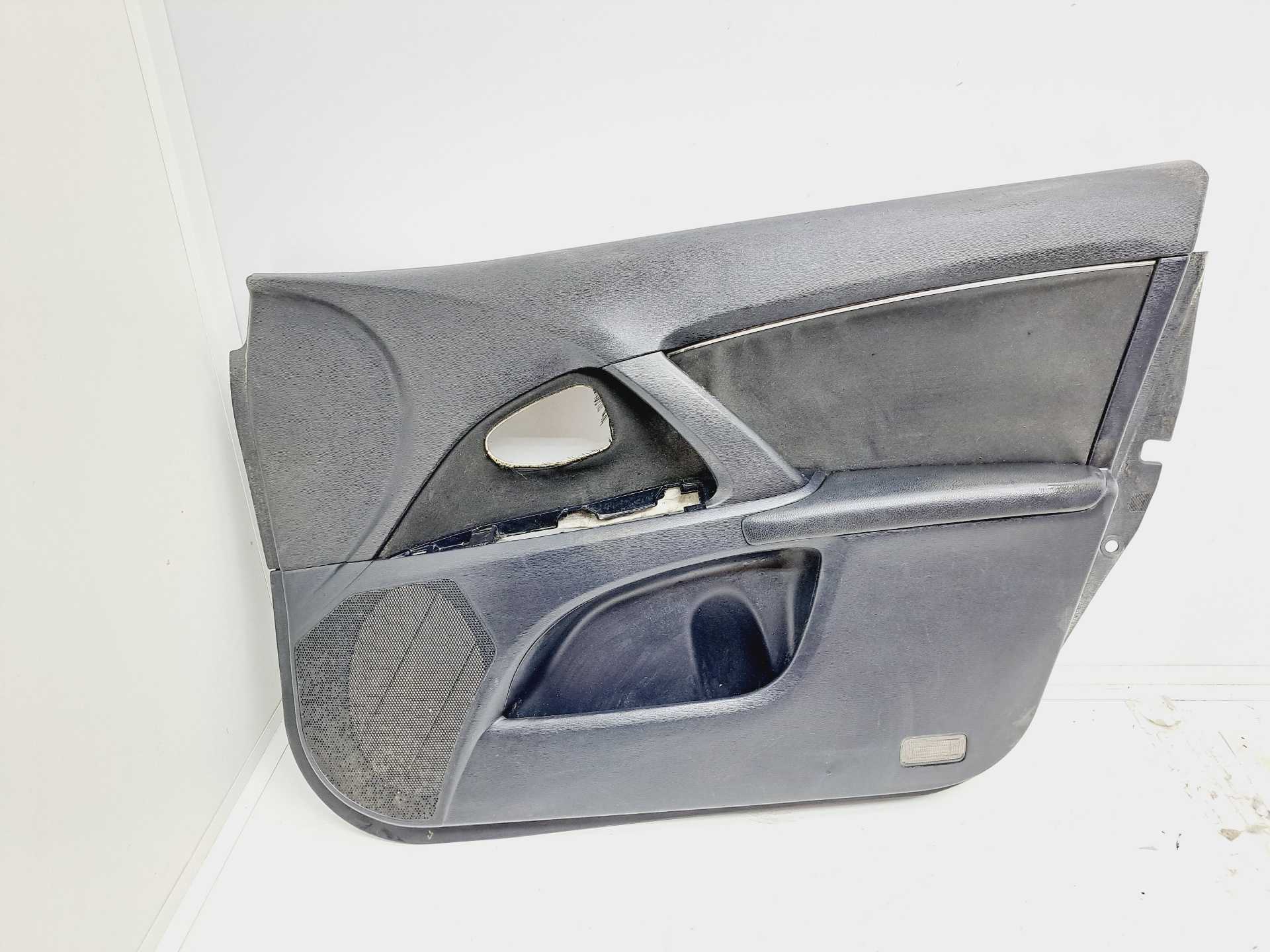 Recambio de guarnecido puerta delantera derecha para toyota avensis cross sport (t27) active referencia OEM IAM 6777705040  