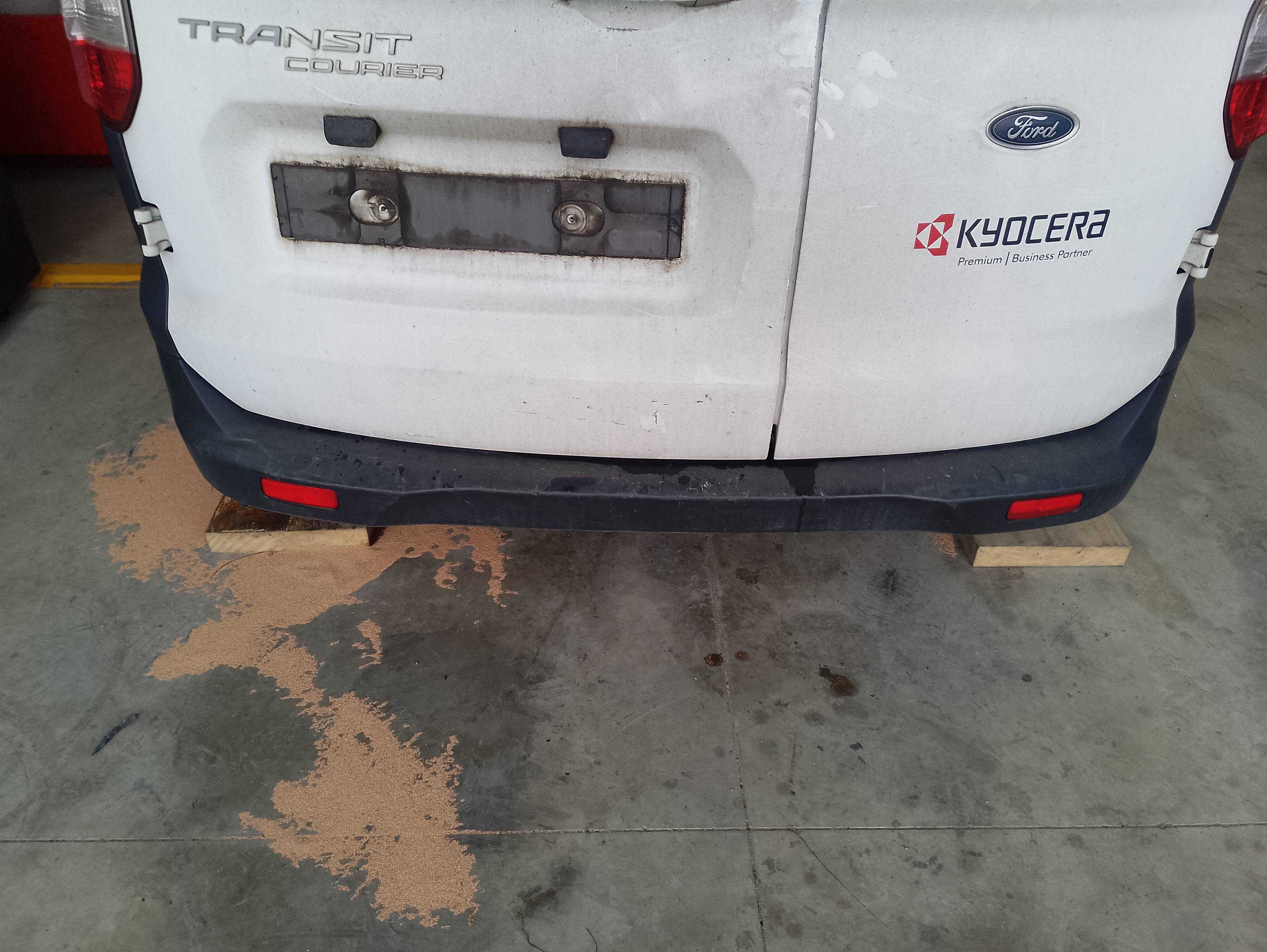 Recambio de paragolpes trasero para ford transit courier combi ambiente referencia OEM IAM   