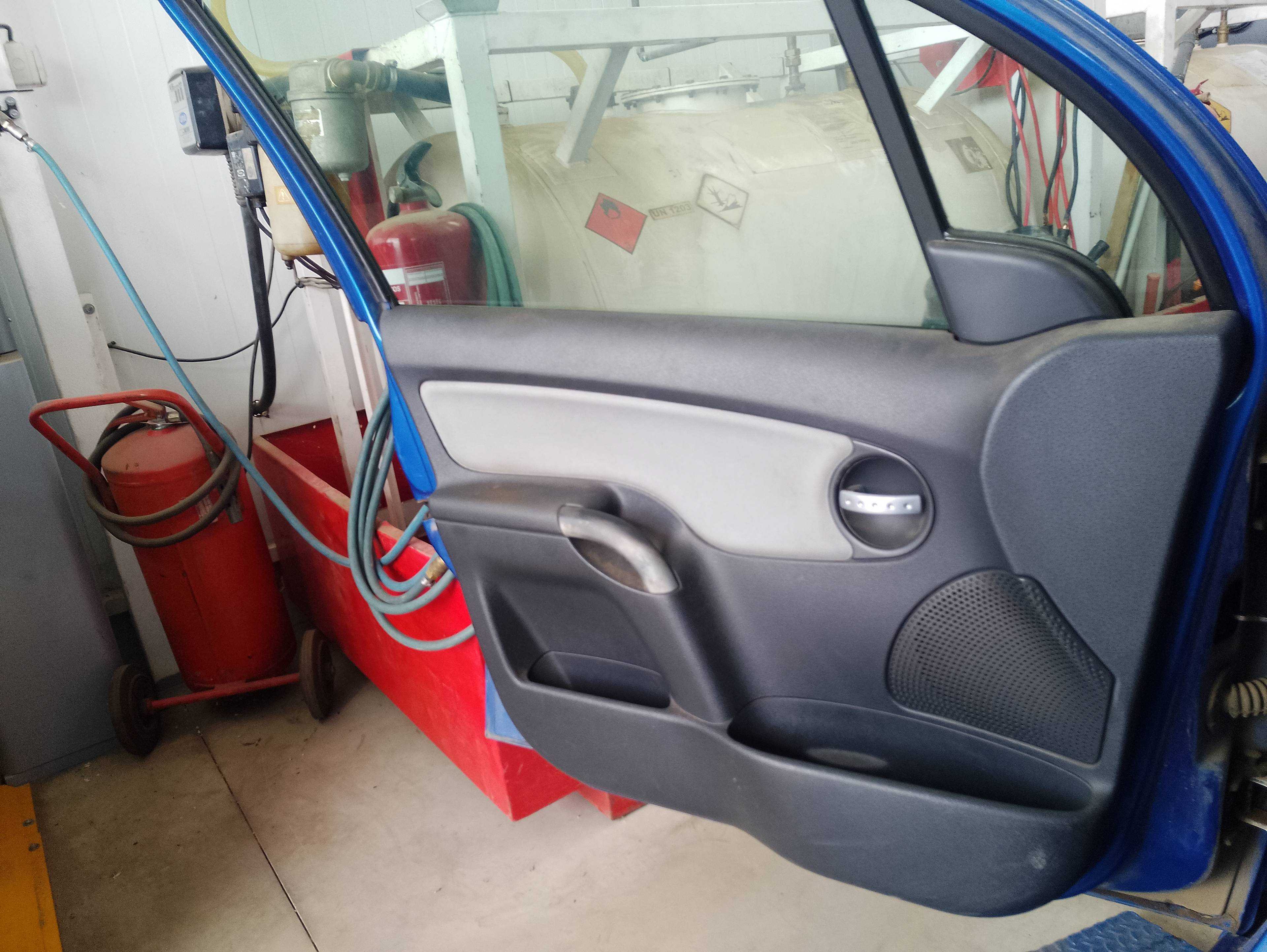 Recambio de guarnecido puerta delantera izquierda para citroën c3 1.4 hdi audace referencia OEM IAM   