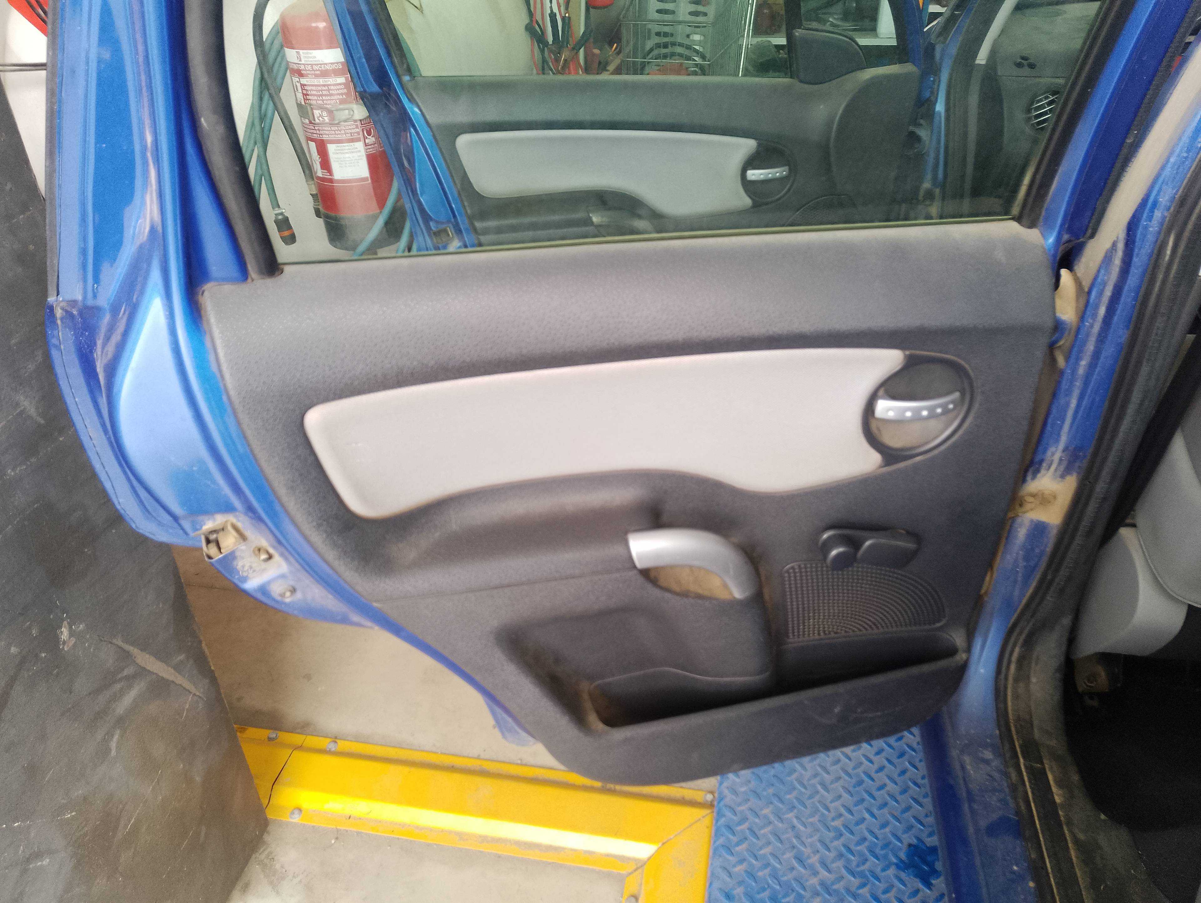 Recambio de guarnecido puerta trasera izquierda para citroën c3 1.4 hdi audace referencia OEM IAM   