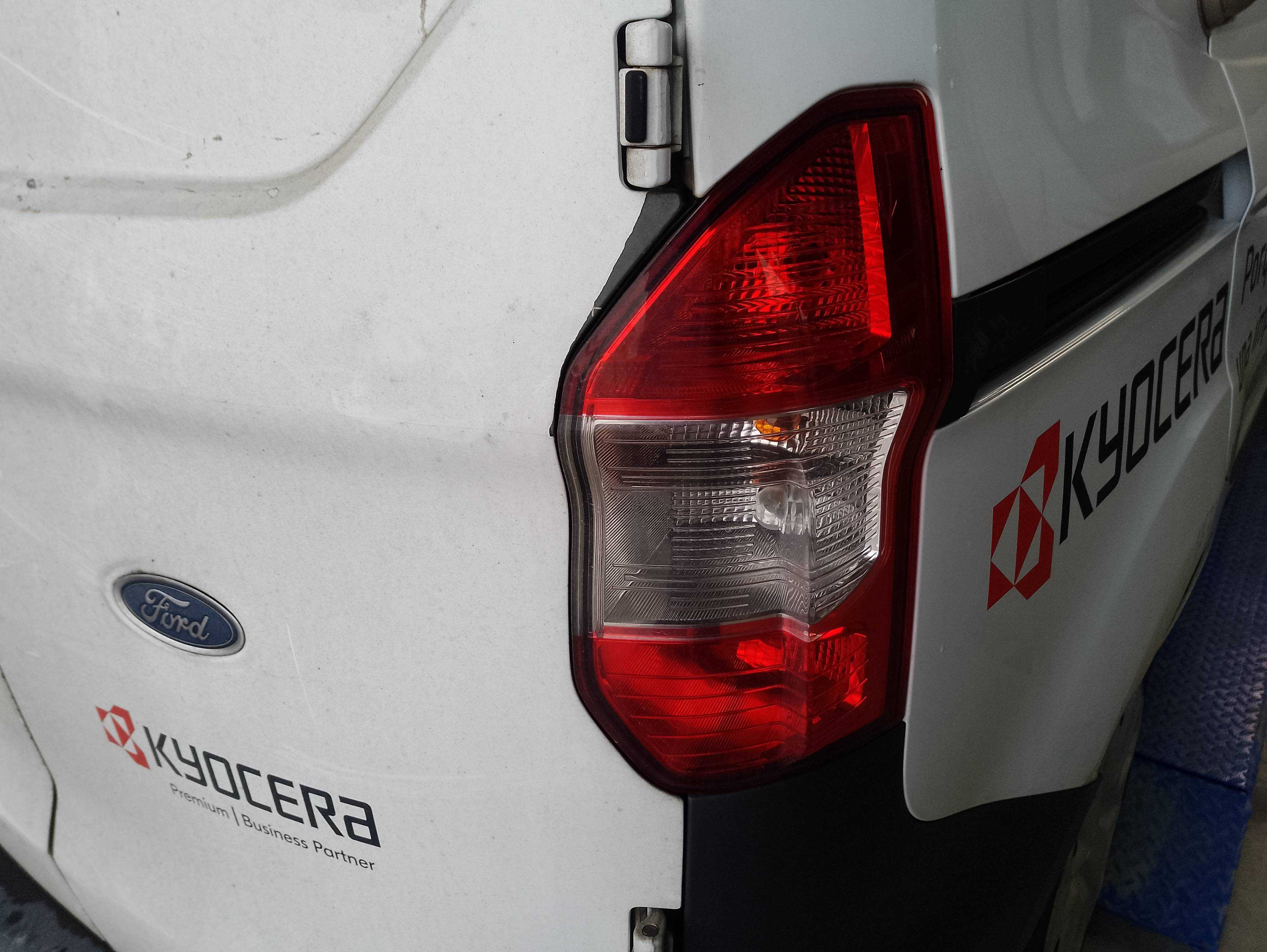 Recambio de piloto trasero derecho para ford transit courier combi ambiente referencia OEM IAM   