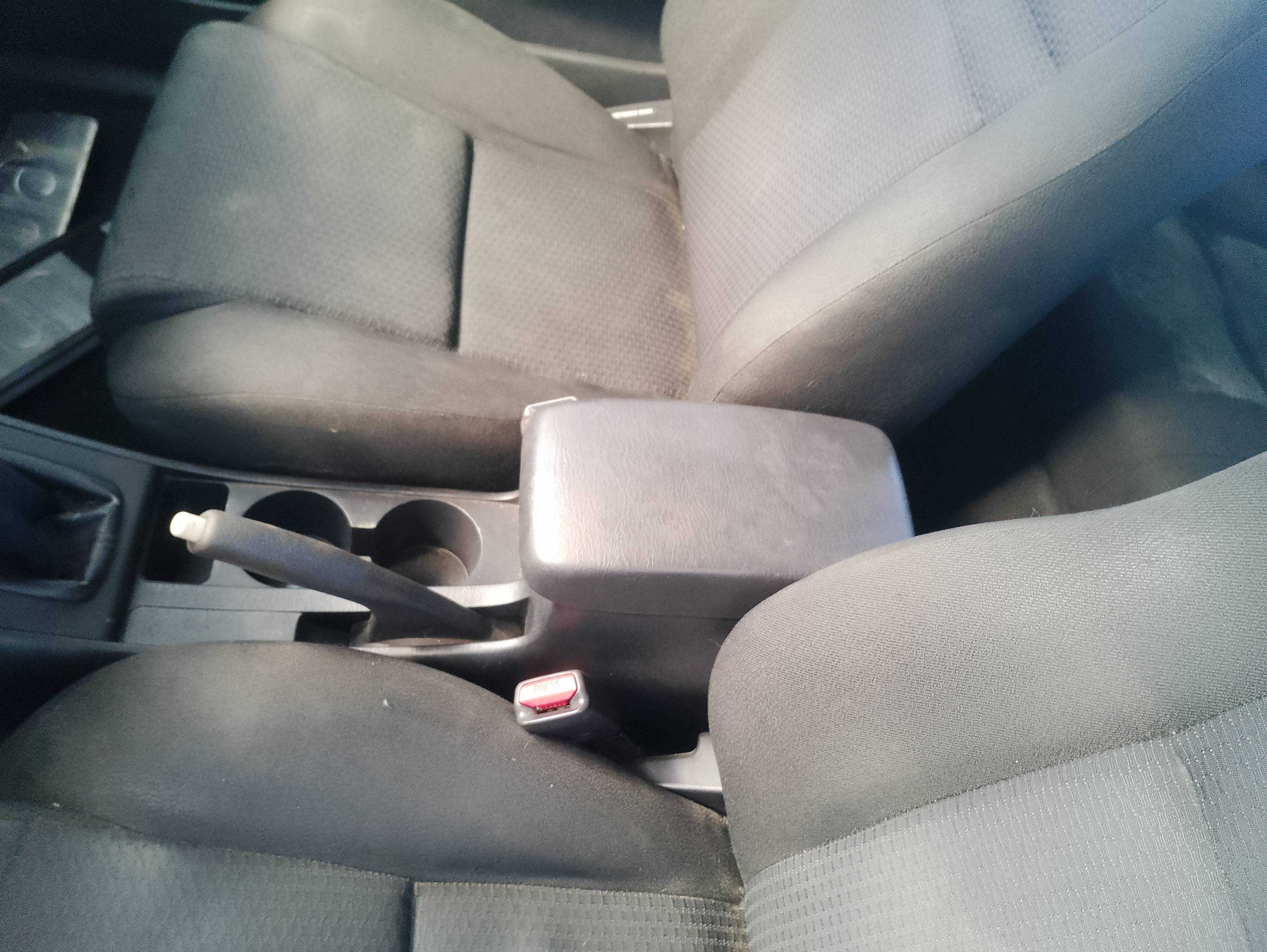 Recambio de apoyabrazos central para toyota corolla (e12) 1.4 d-4d luna compact referencia OEM IAM   