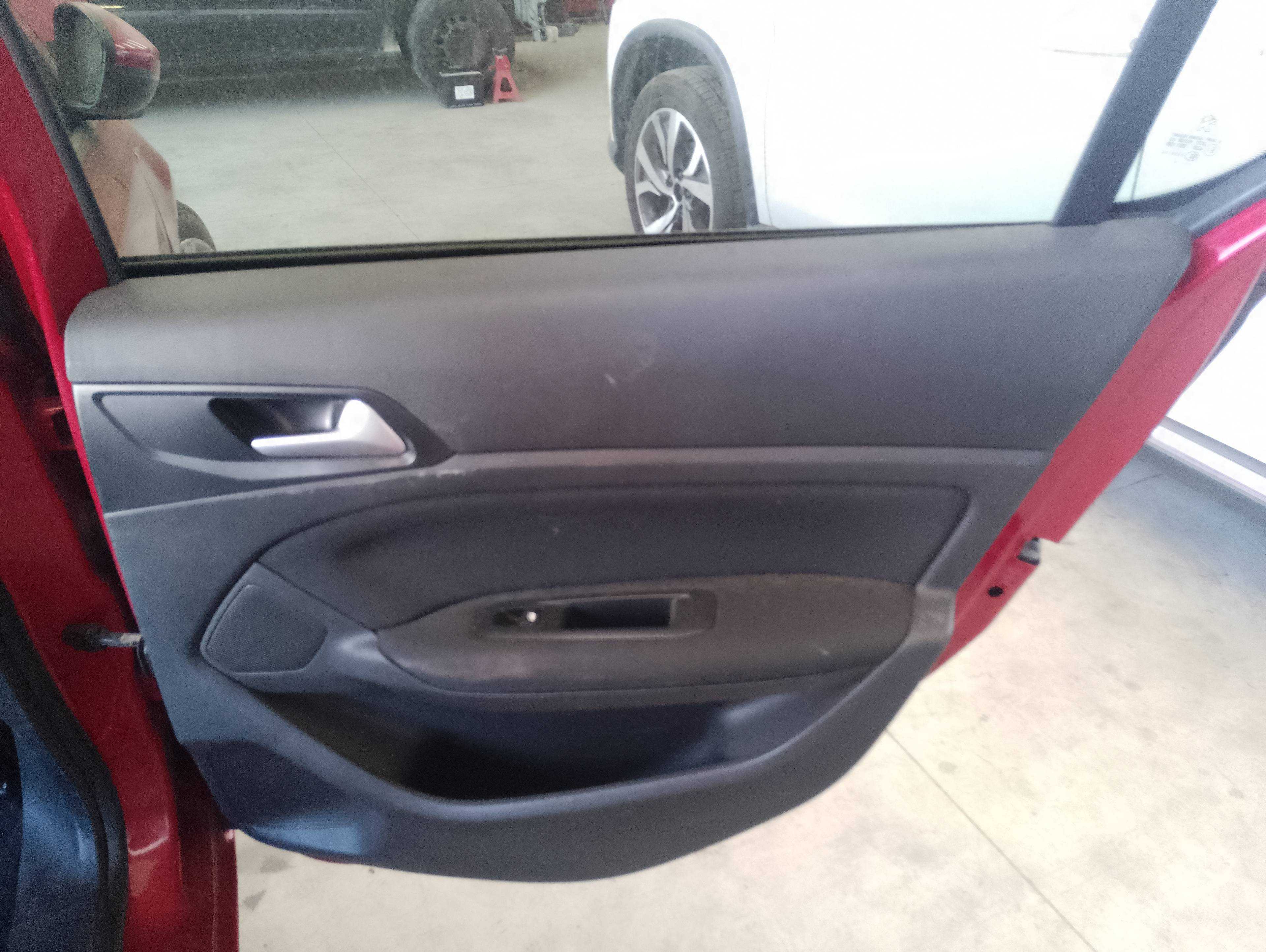 Recambio de guarnecido puerta trasera derecha para peugeot 308 style referencia OEM IAM   