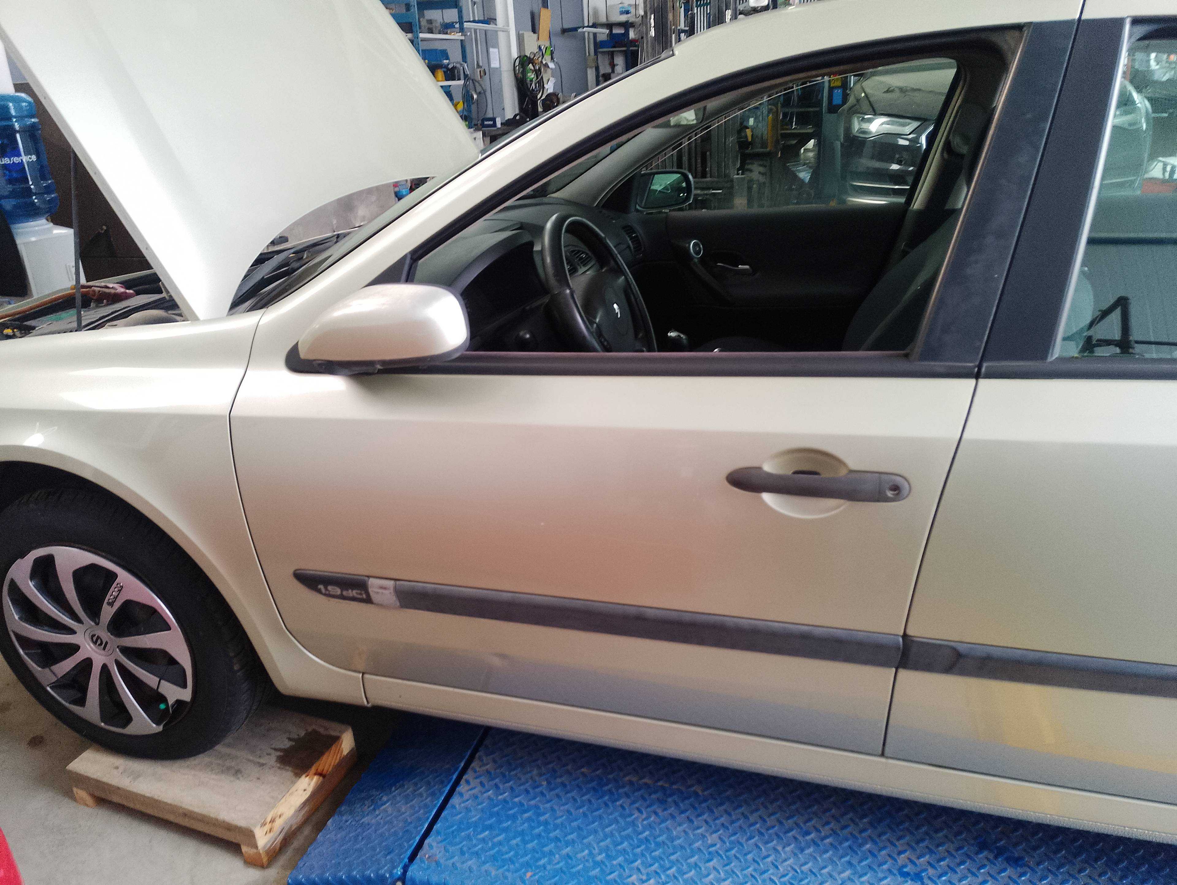 Recambio de puerta delantera izquierda para renault laguna ii grandtour (kg0) expression confort referencia OEM IAM   