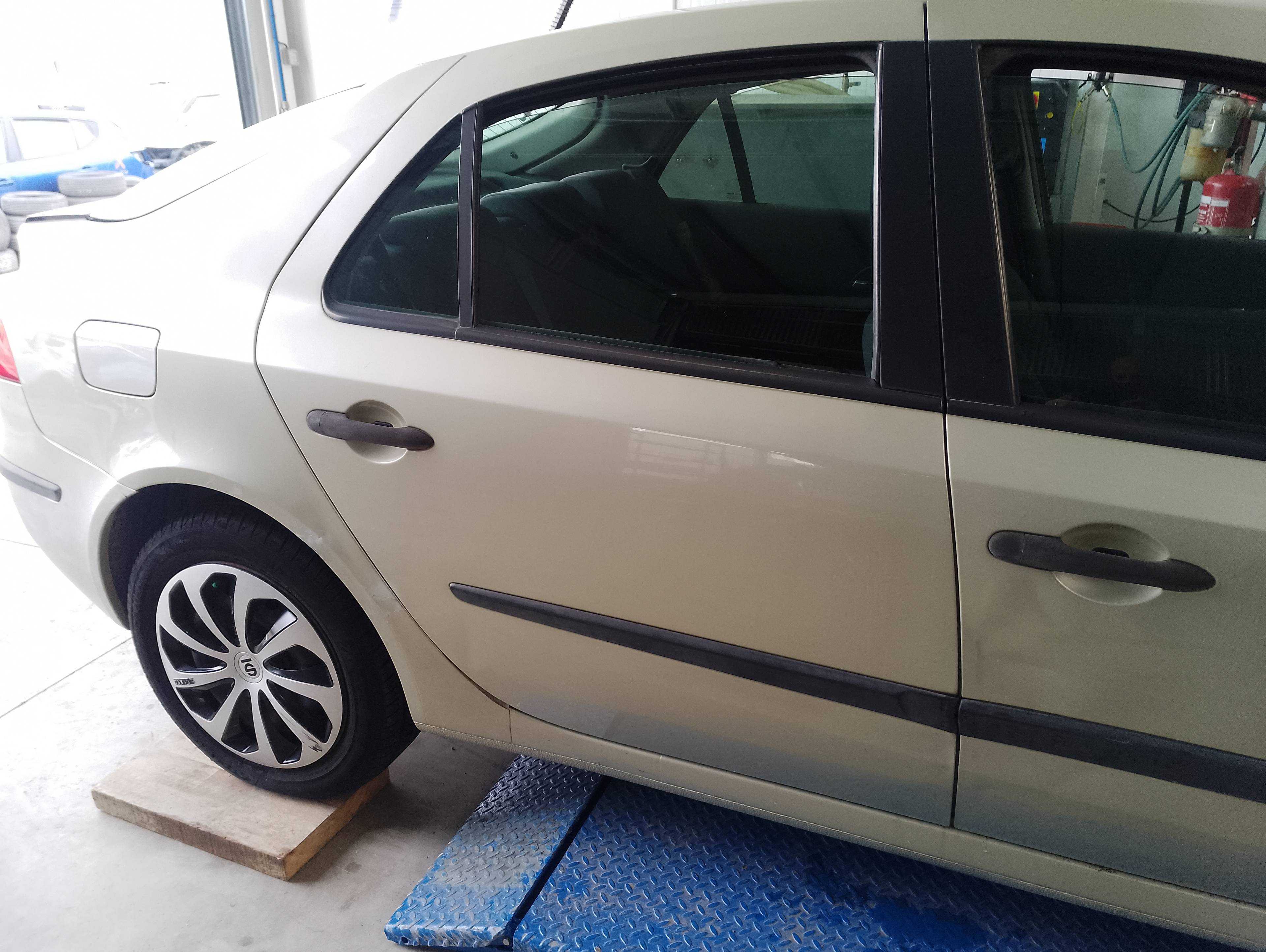 Recambio de puerta trasera derecha para renault laguna ii grandtour (kg0) expression confort referencia OEM IAM   