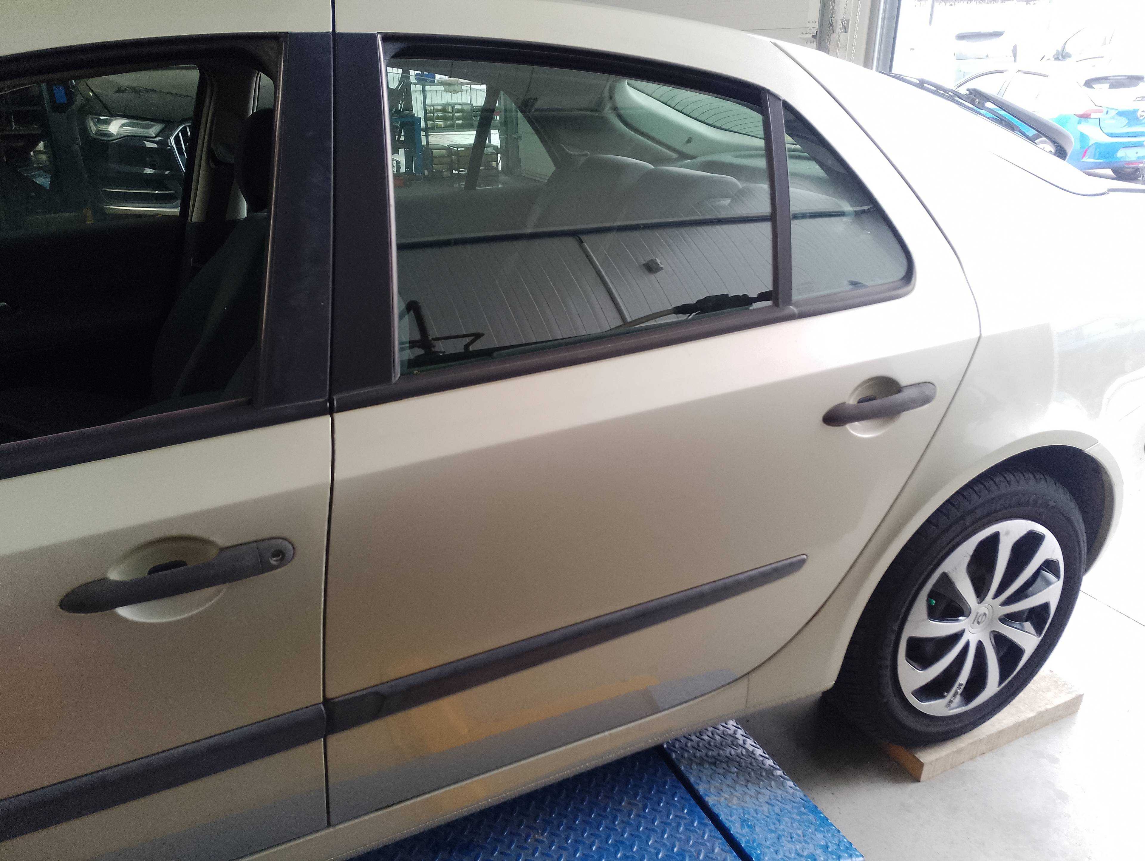 Recambio de puerta trasera izquierda para renault laguna ii grandtour (kg0) expression confort referencia OEM IAM   