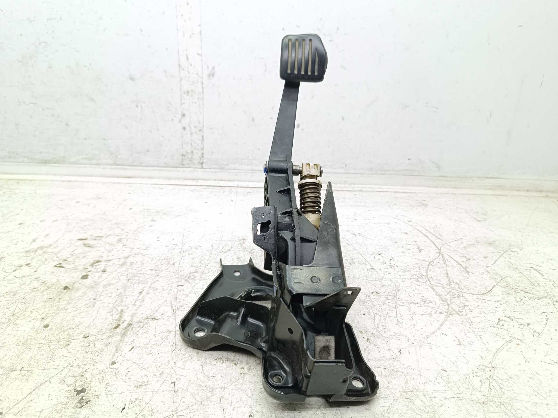 Recambio de pedal embrague para land rover freelander (lr2) td4 e referencia OEM IAM 7B633  