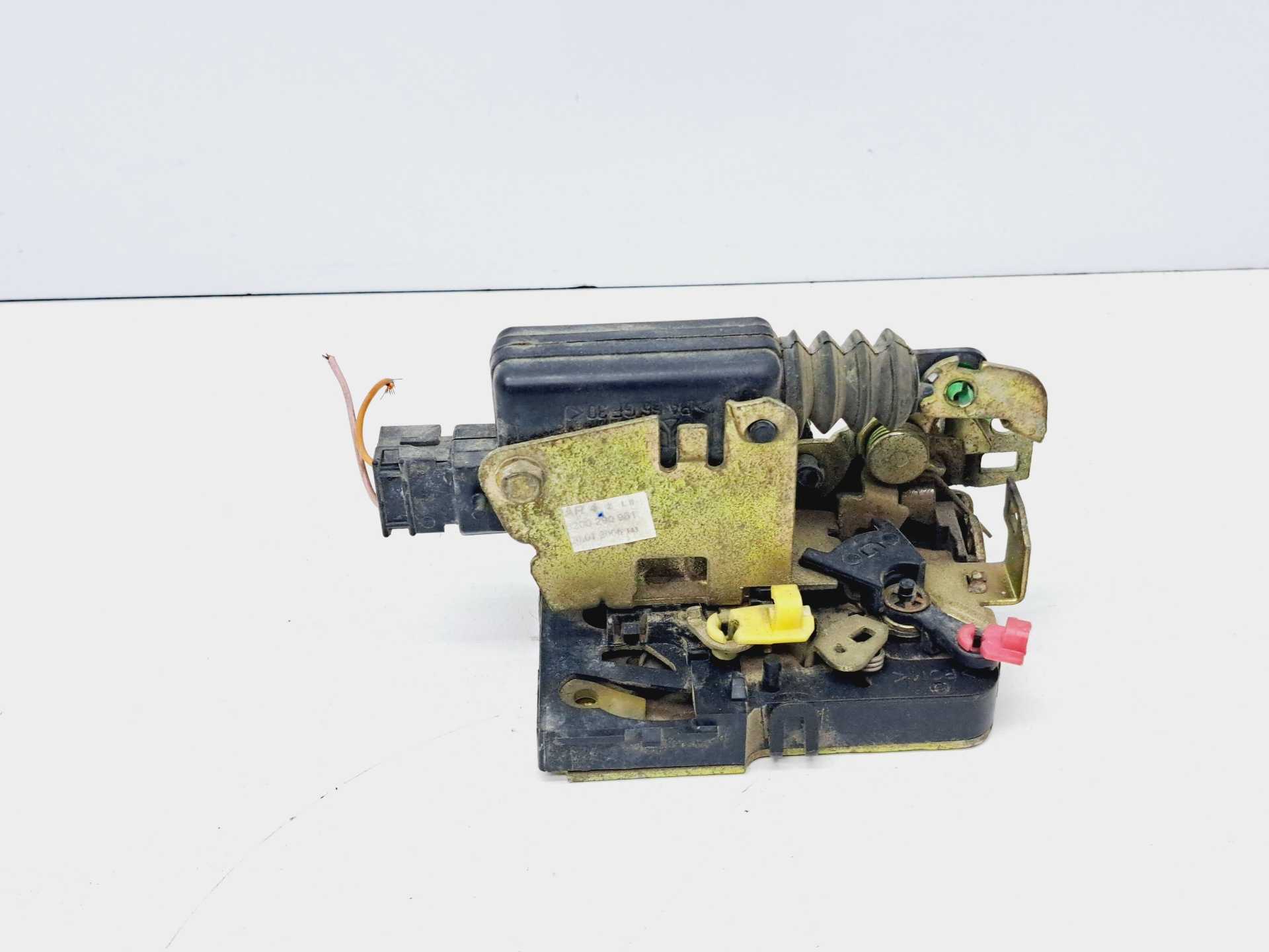 Recambio de cerradura puerta delantera izquierda para dacia logan 1.4 cat referencia OEM IAM 8200290961  