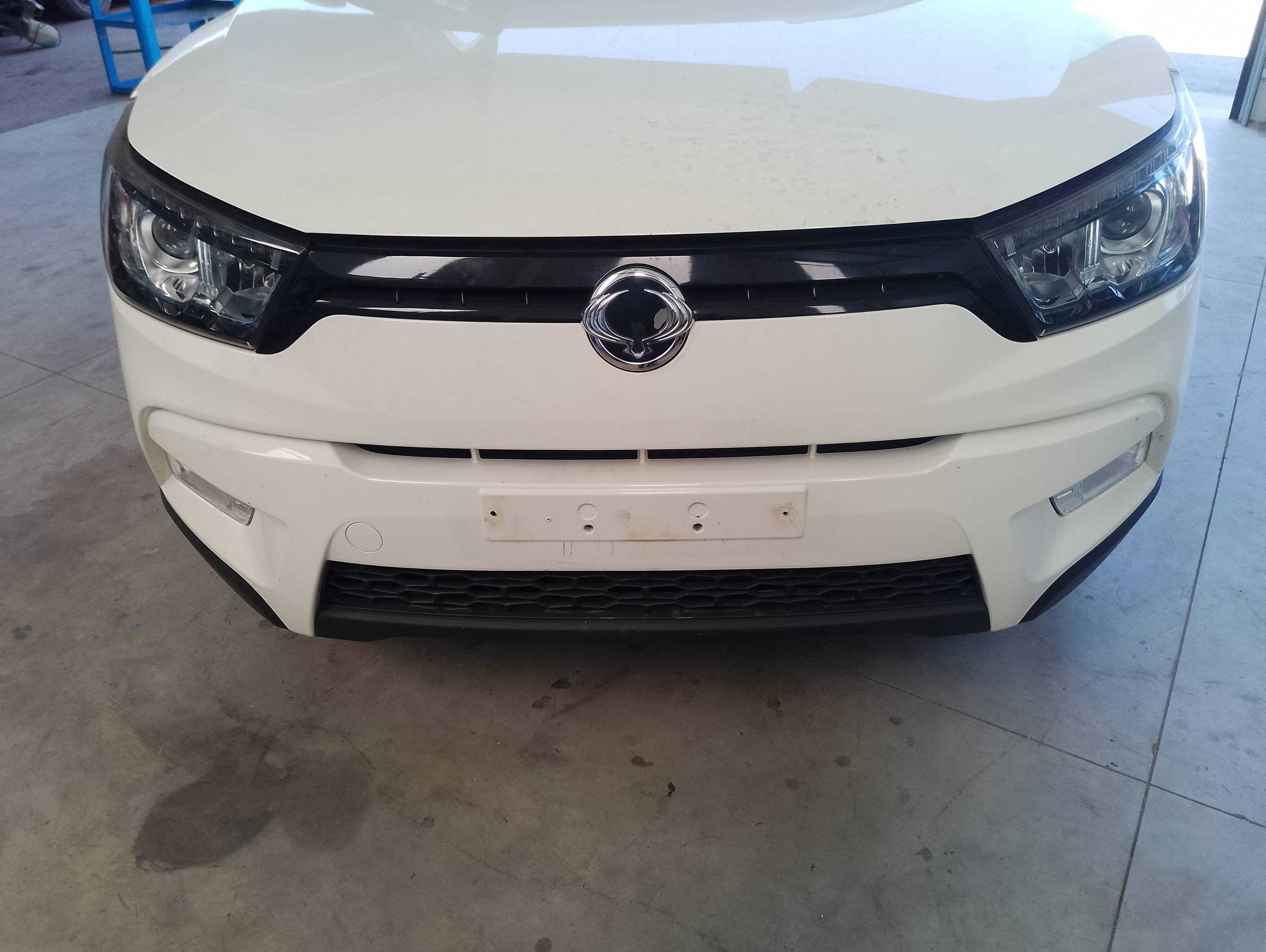 Recambio de paragolpes delantero para ssangyong tivoli crystal 4x2 referencia OEM IAM 7871135100  