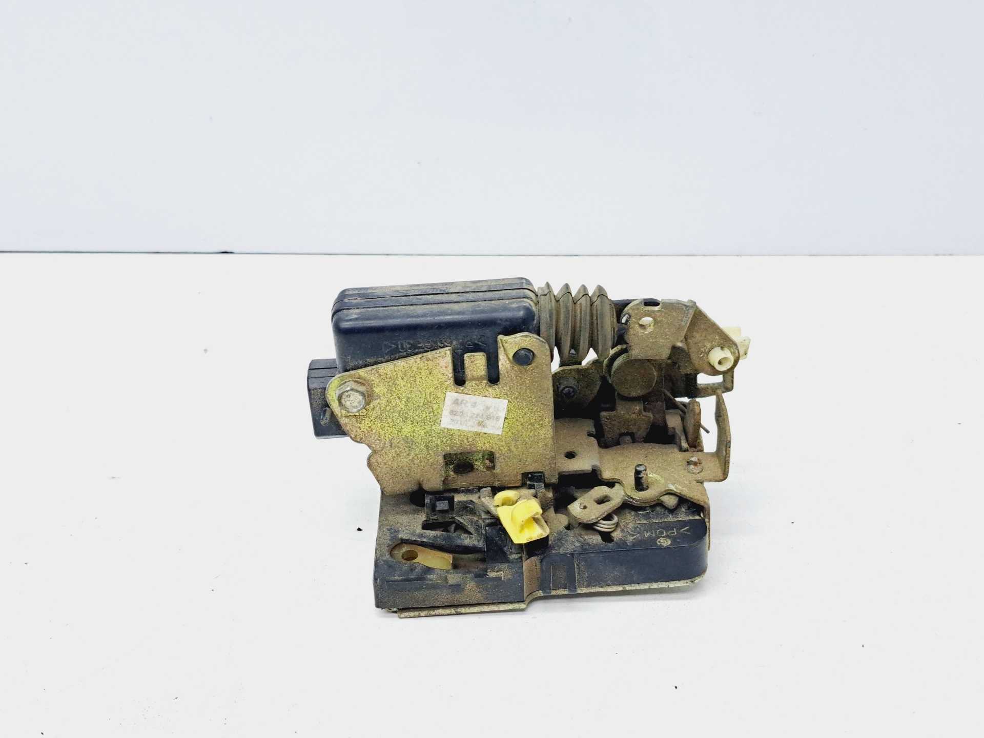 Recambio de cerradura puerta trasera izquierda para dacia logan 1.4 cat referencia OEM IAM 8200214818  